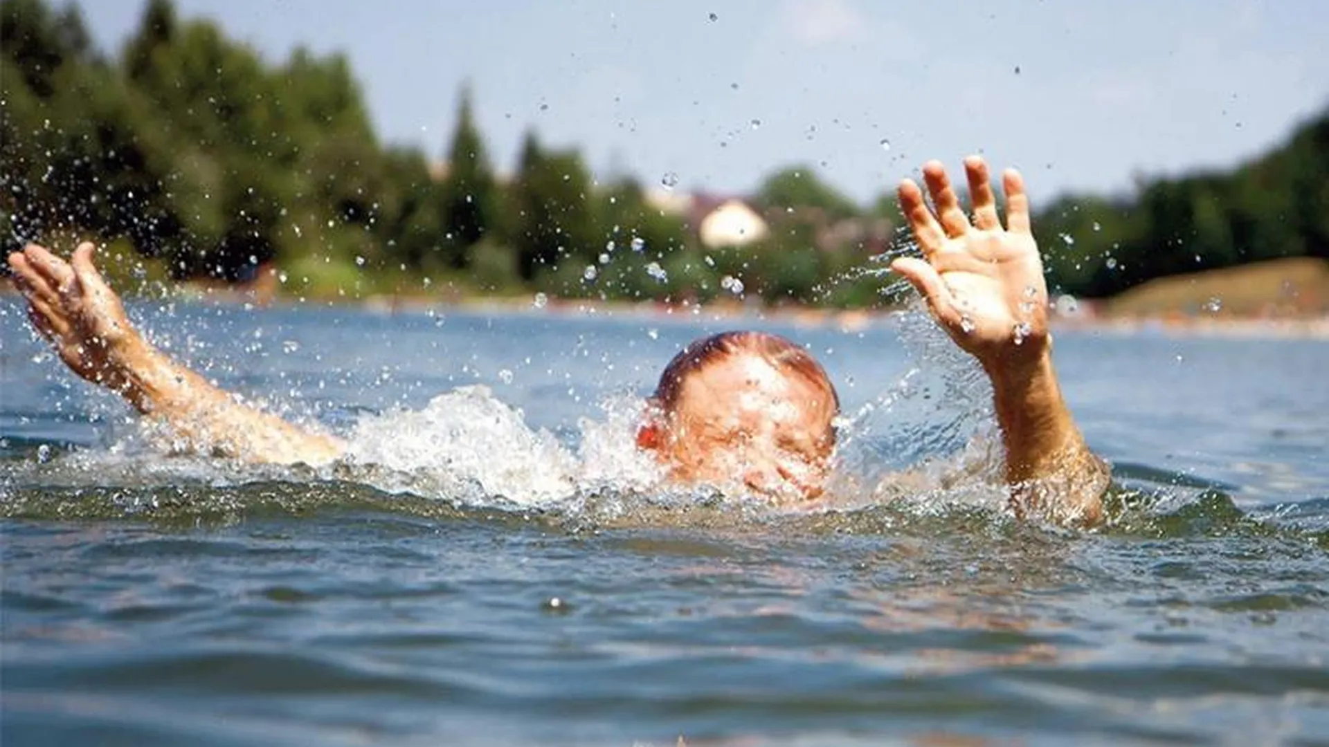 Реаниматологи из Воскресенска спасли захлебнувшегося в озере ребенка