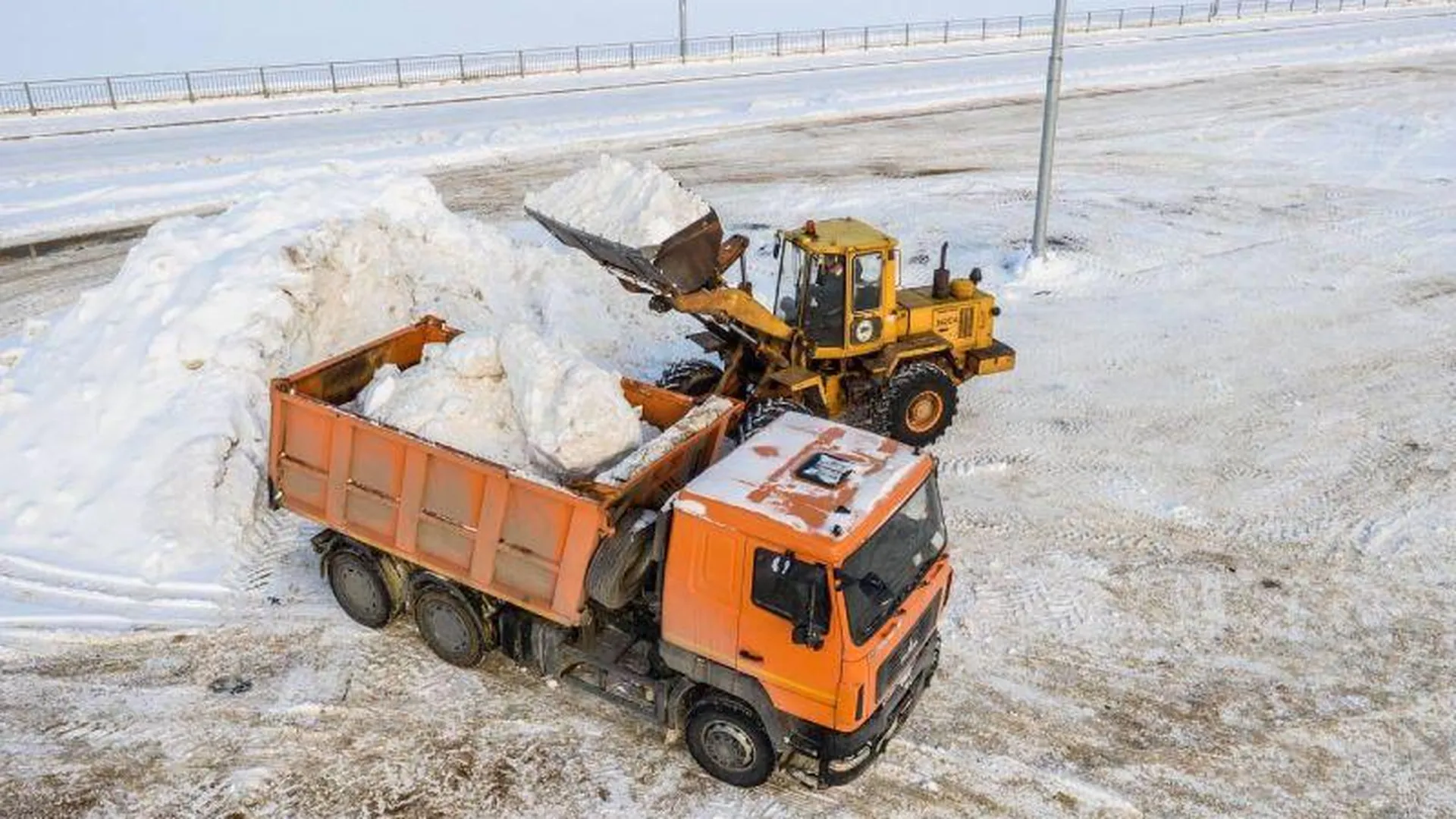 Почти 175 тысяч грузовиков снега вывезли с подмосковных дорог за зиму