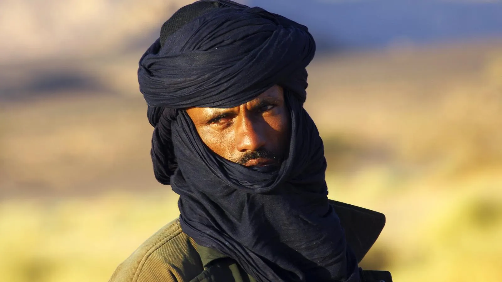 Мужчина из племени туарегов в пустыне Сахара, Ливия. CHROMORANGE / GÃ¼nter Fischer