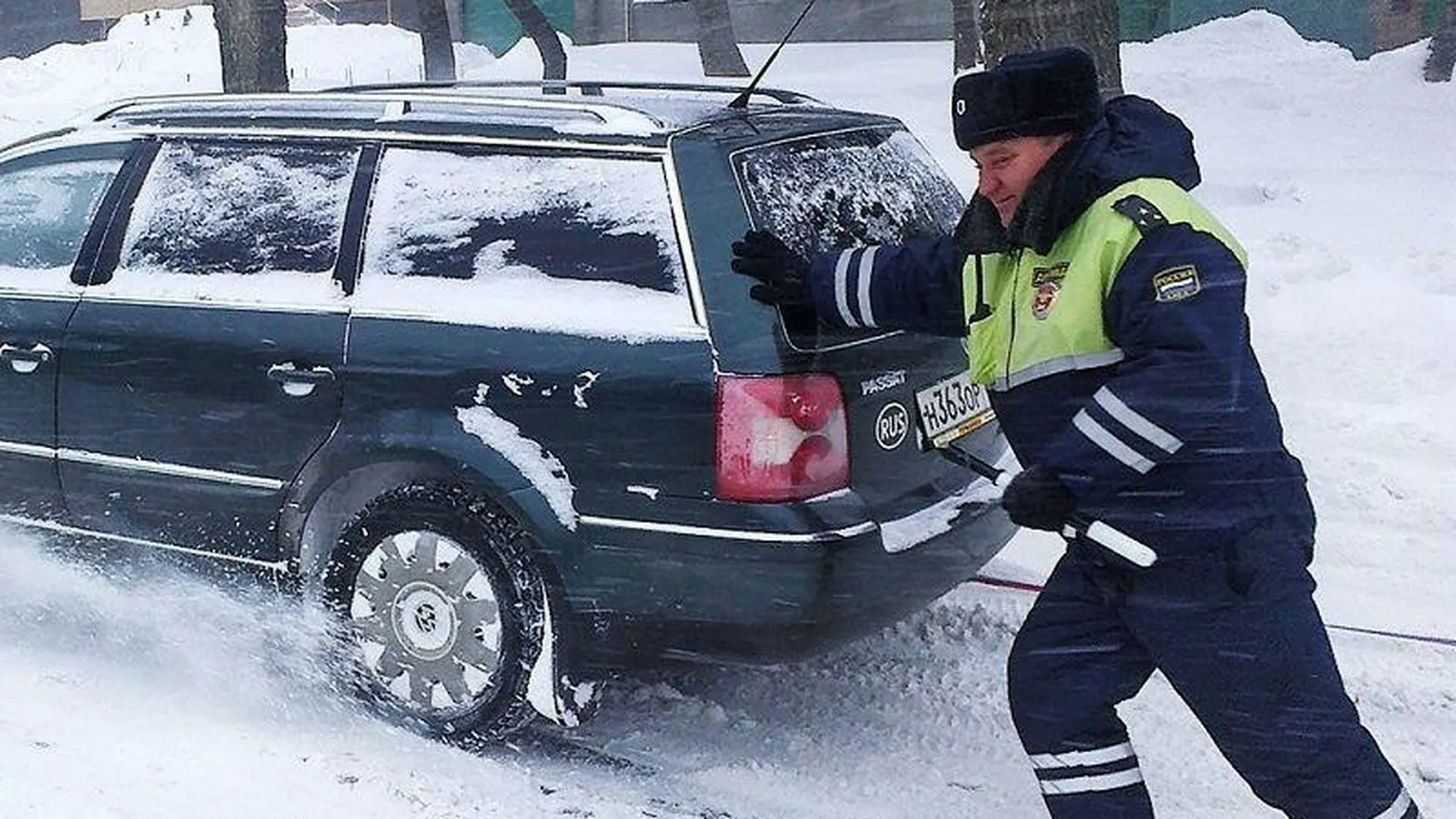 Вытолкнуть застрявшее в снегу авто жителю Фрязина помогли сотрудники ГИБДД