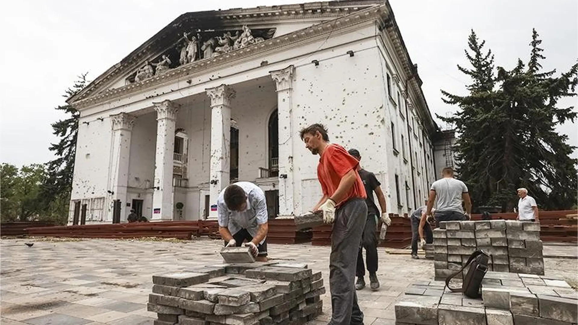 Играть спектакли под залпы артиллерии было не по себе: Мариупольский театр восстанавливают после взрыва