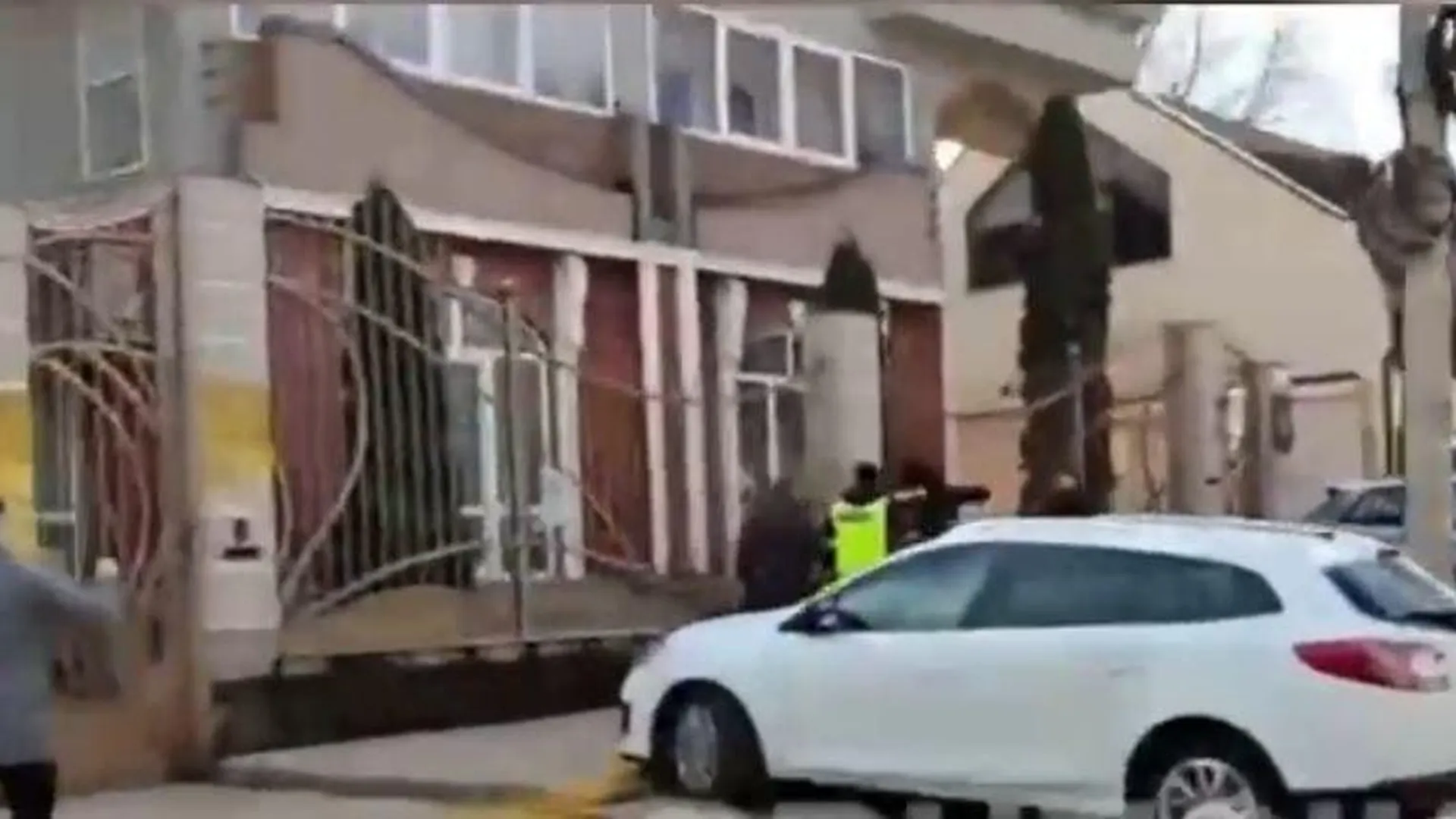 В Кишиневе неизвестный швырнул «коктейль Молотова» в посольство России