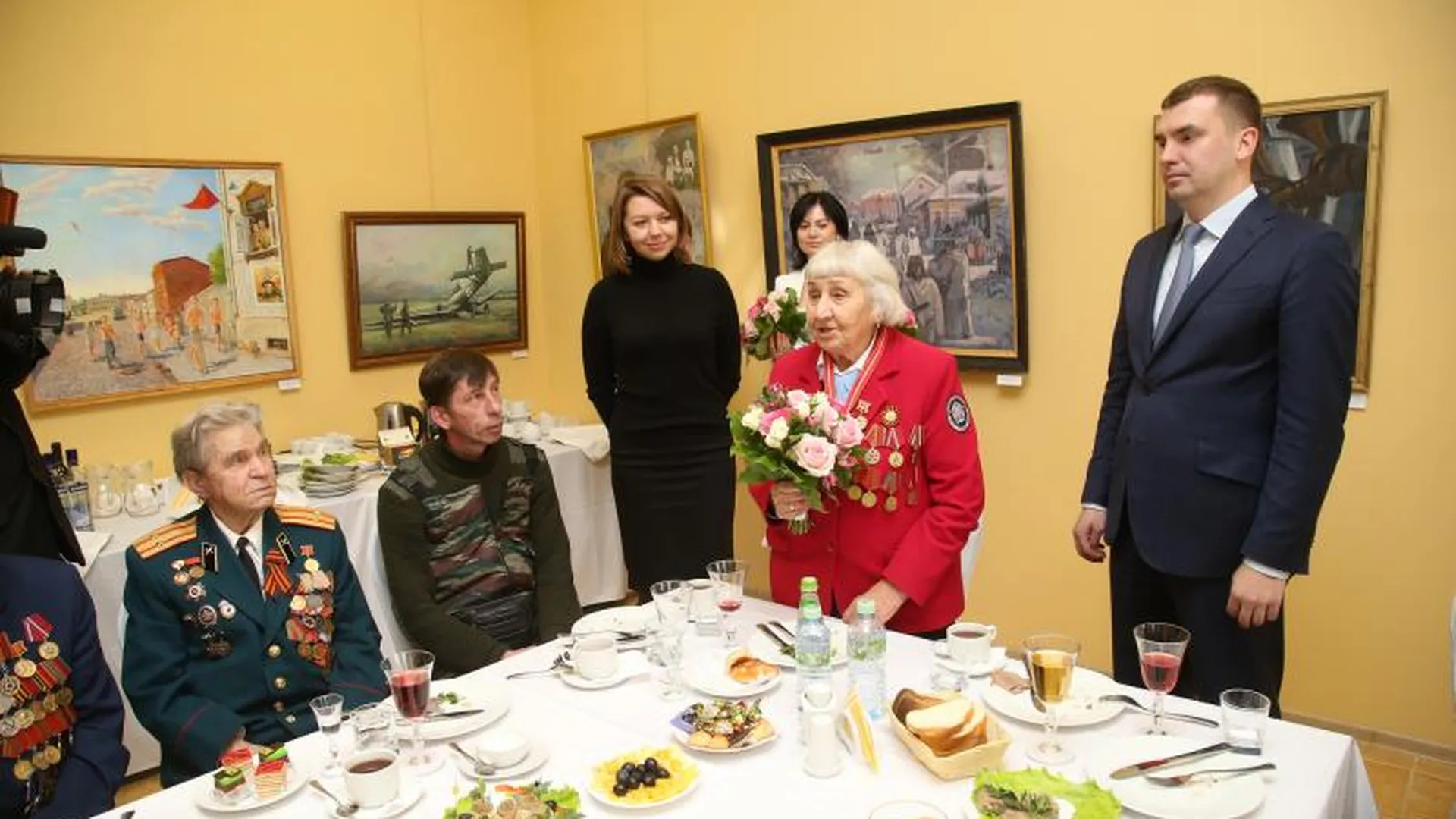 Виртуозова и Кузнецов встретились с ветеранами МО в «Путевом дворце» 