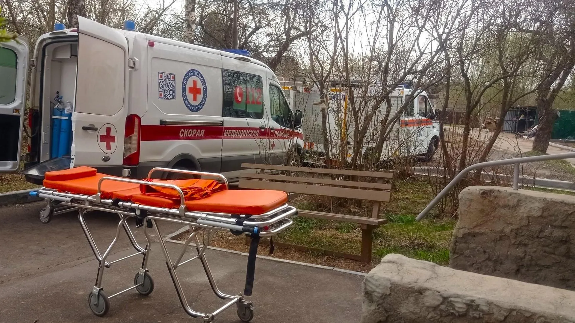 Подмосковные спасатели помогли медикам доставить мужчину с признаками инсульта в больницу
