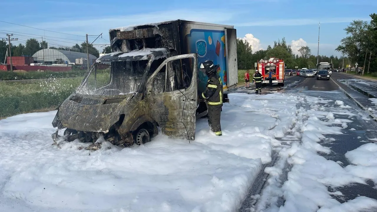 Фургон-рефрижератор загорелся на Волочановском шоссе в Подмосковье