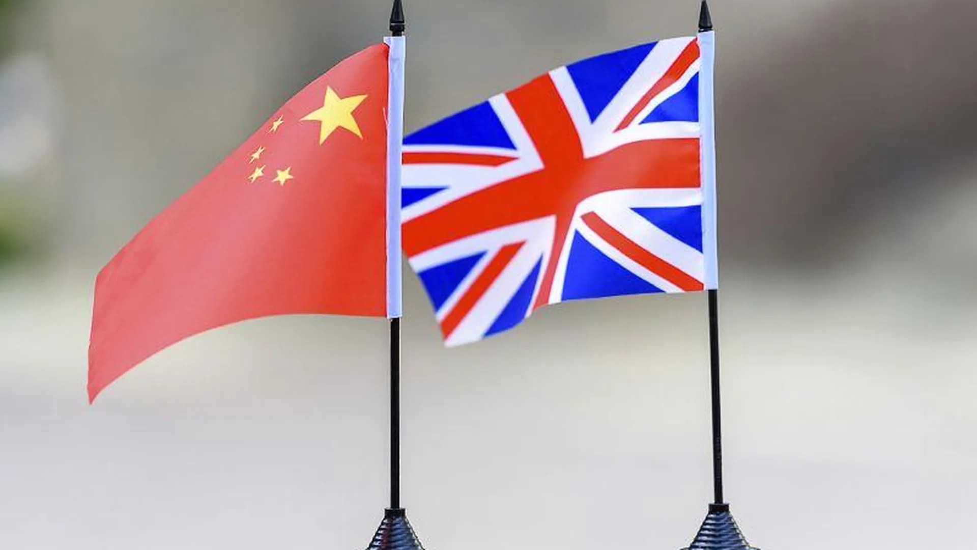 Почему Китай не хочет конфликтовать с Великобританией, несмотря на провокации — мнение политолога