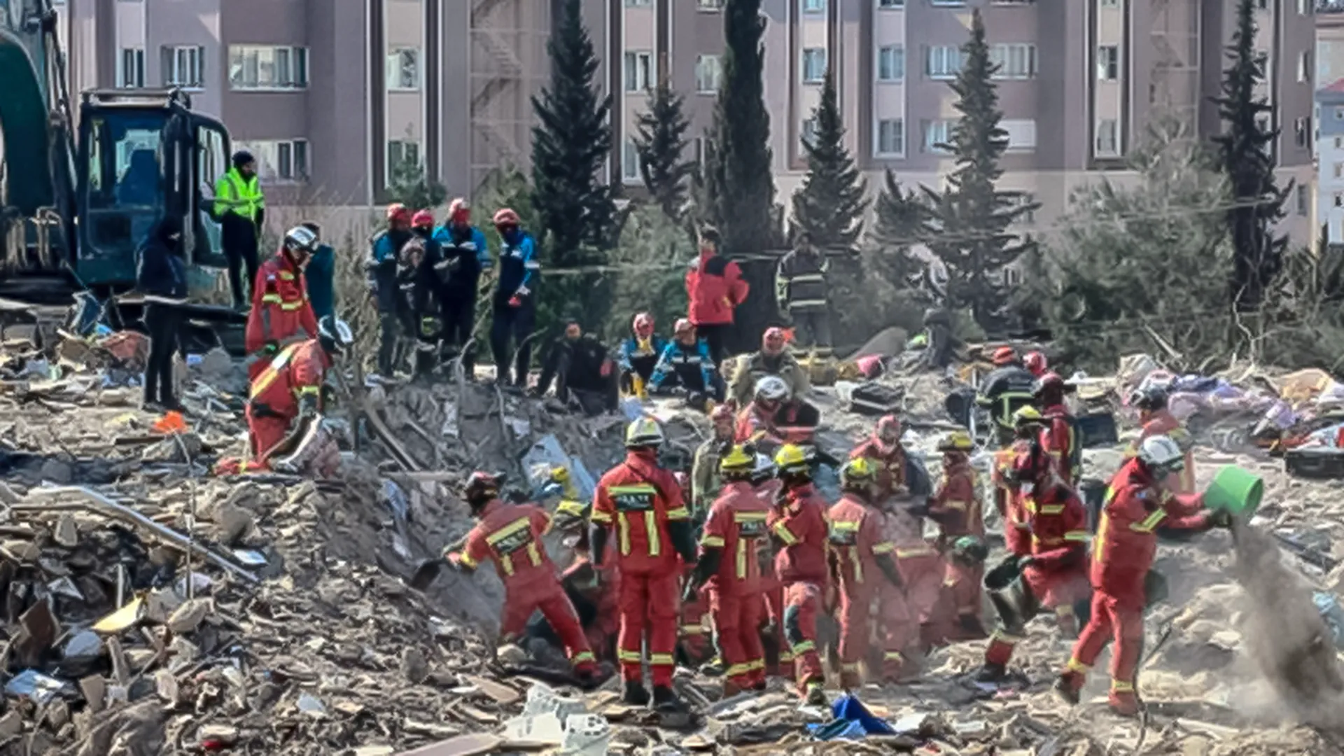 «Меня качало вместе со стулом»: россияне рассказали о последних землетрясениях в Турции