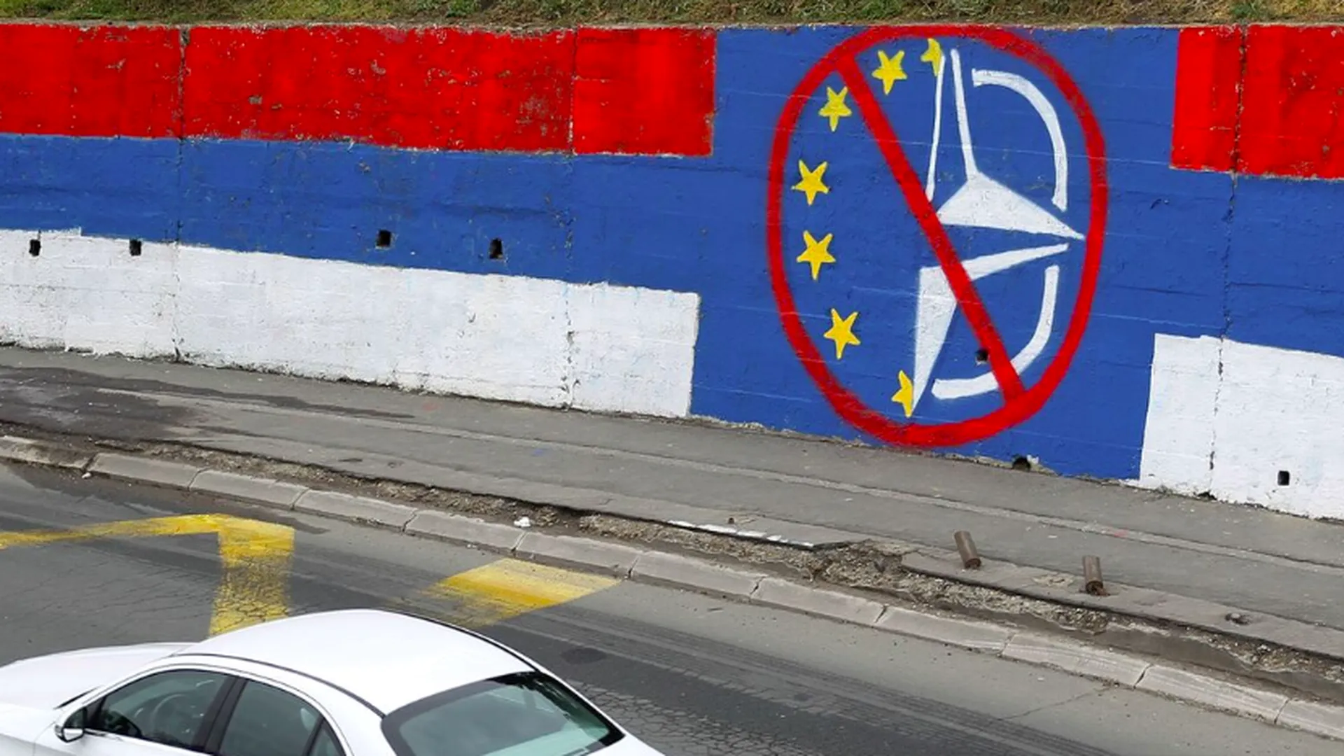 Антиевропейская и антинатовская граффити во время всеобщих выборов на улице Белграда
