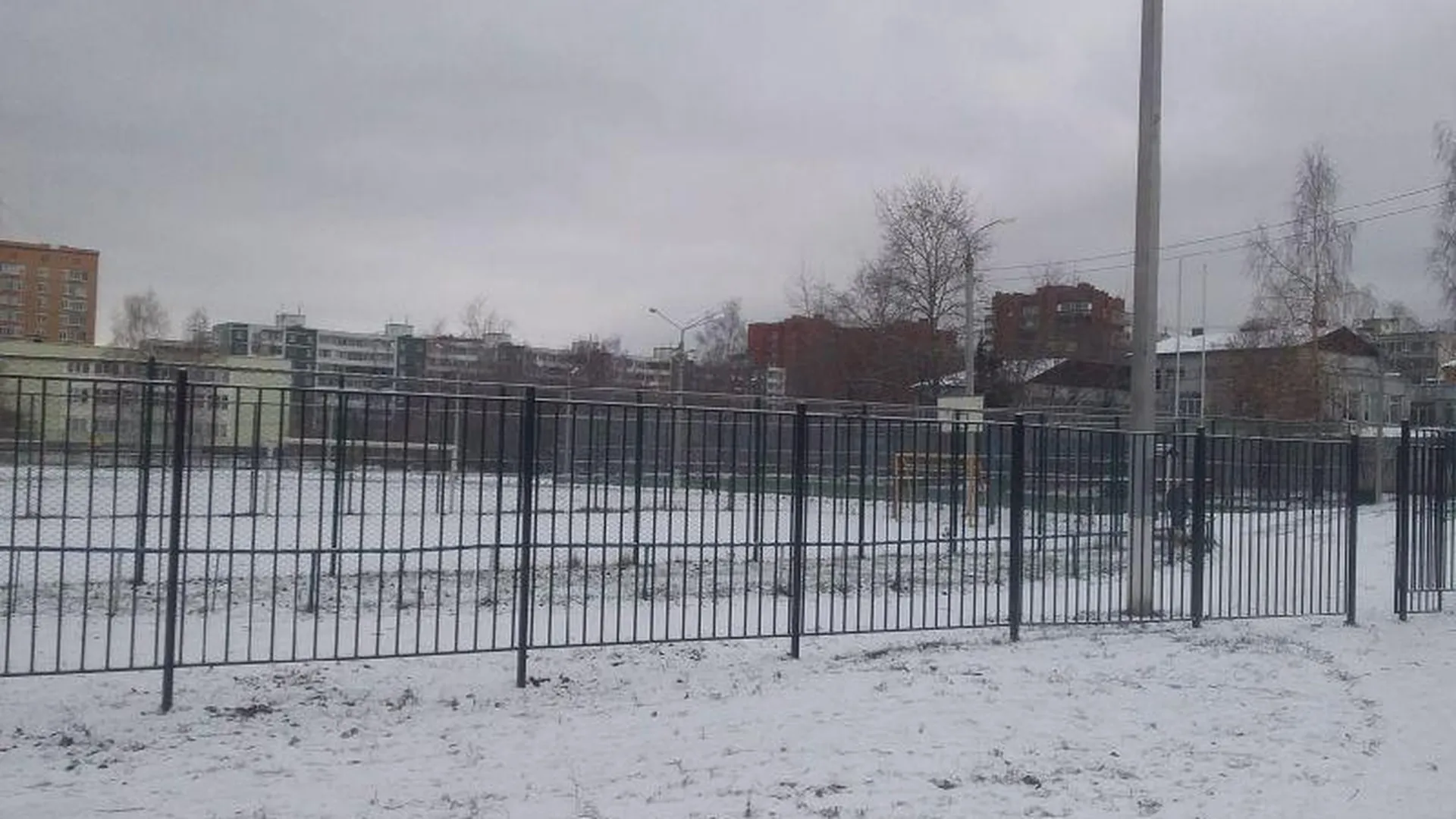 В Дмитрове школу обнесли двойным забором