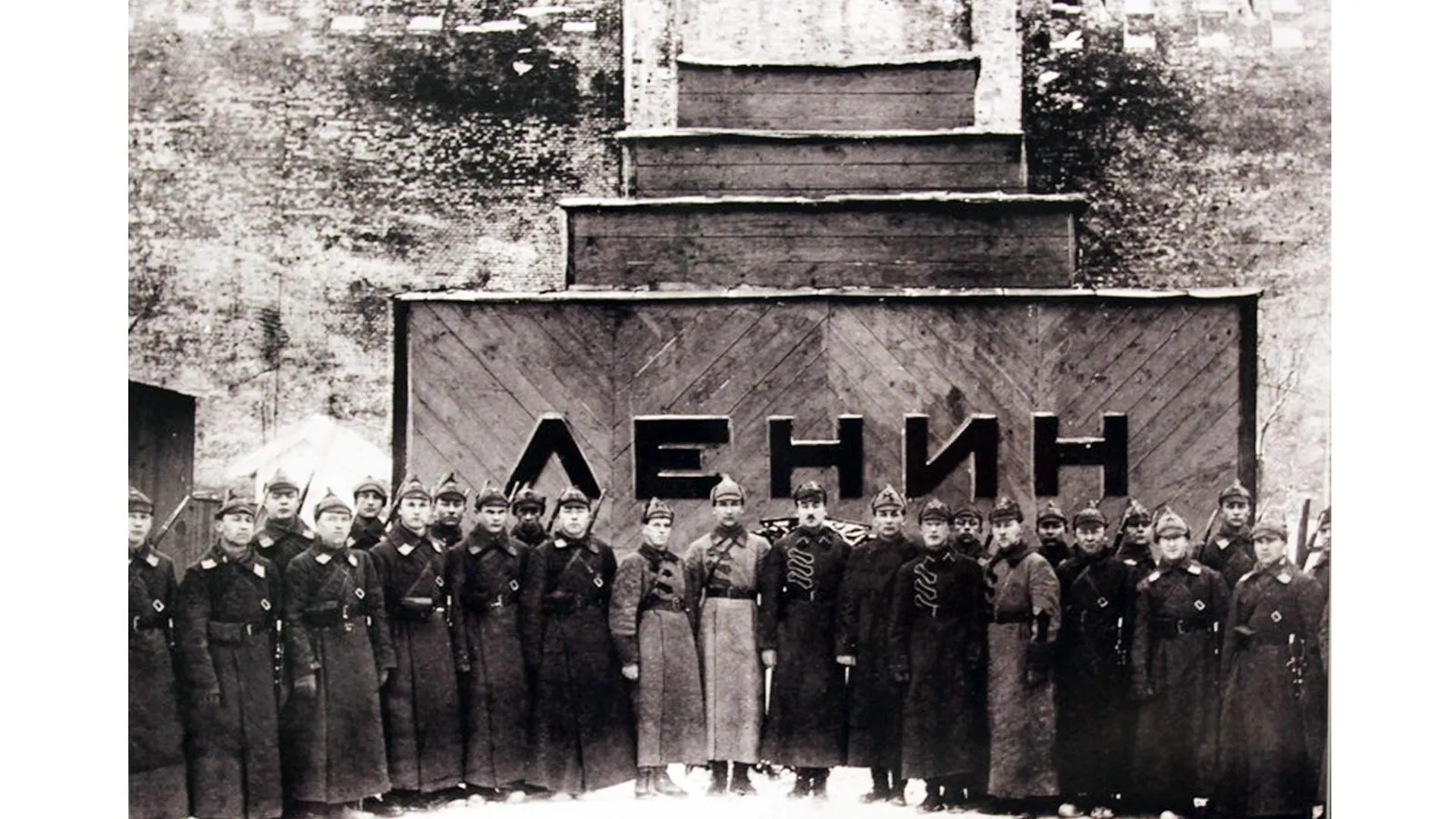 Караул РККА у первого, временного мавзолея, 1924 год