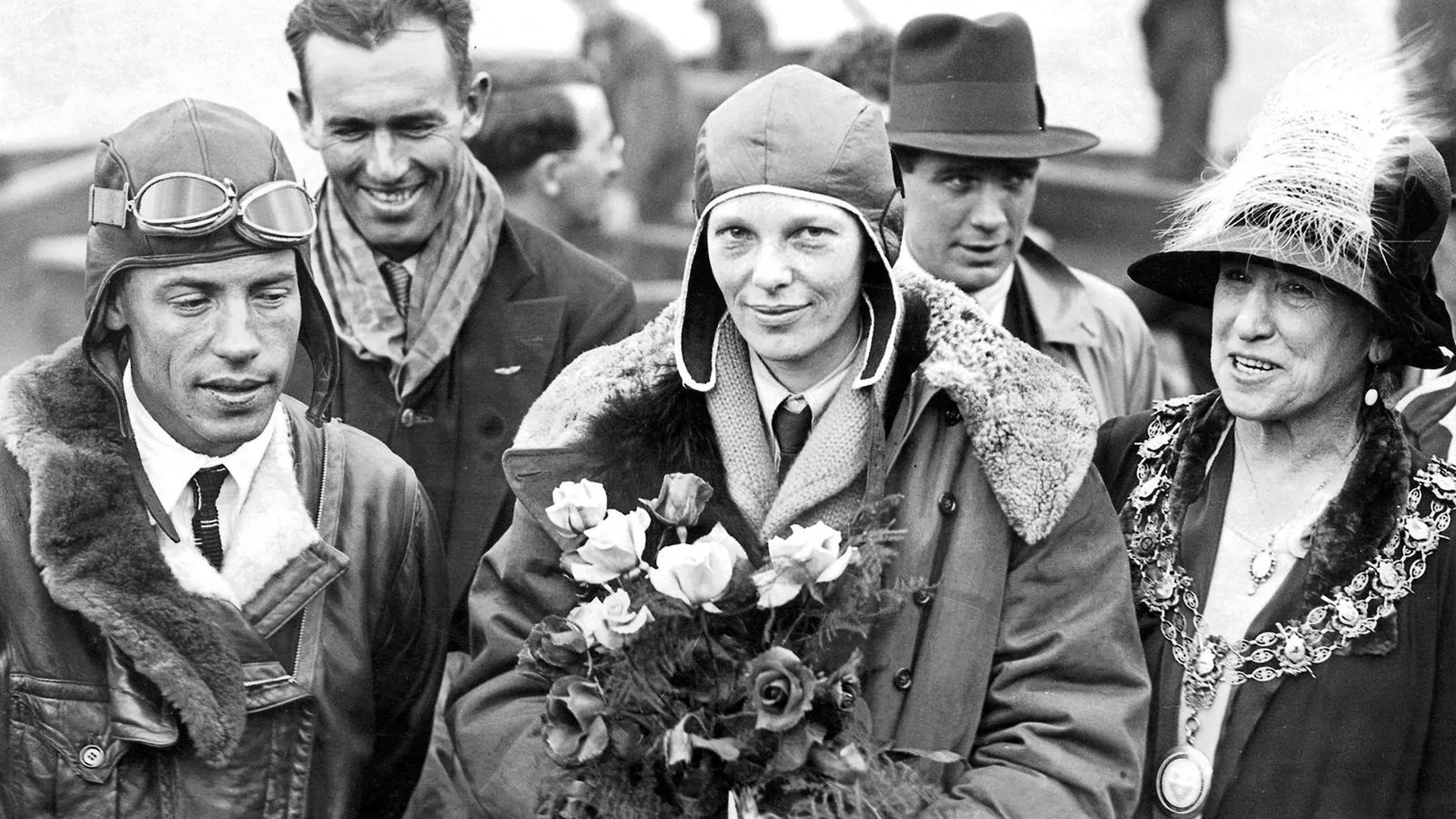 Амелия Эрхарт, Уилмер Штульц и механик Гордон после пересечения Атлантики, Саутгемптон, Англия, июнь 1928 года / Scherl