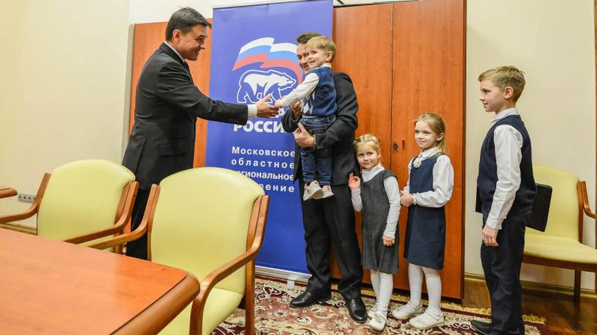  Многодетная семья из Домодедова получит микроавтобус, который попросила у губернатора