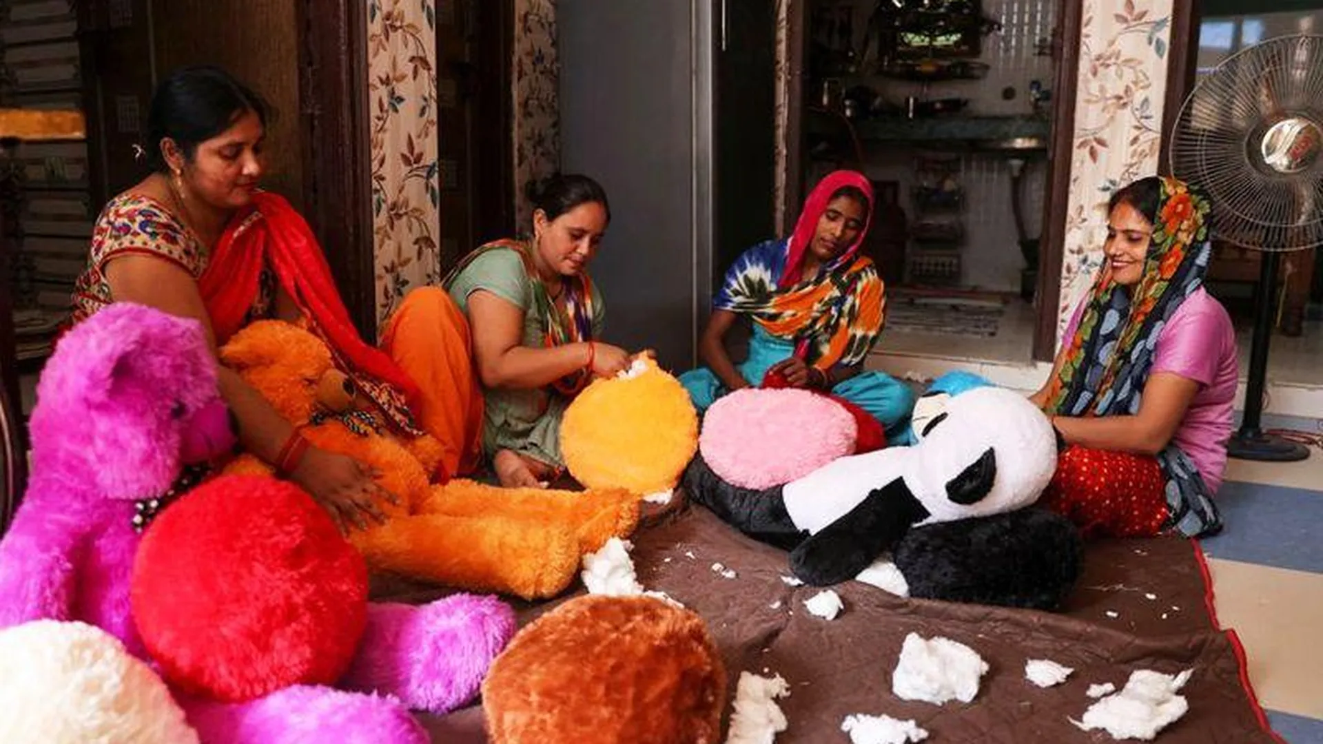 Мягкие игрушки из окурков начали производить в Индии