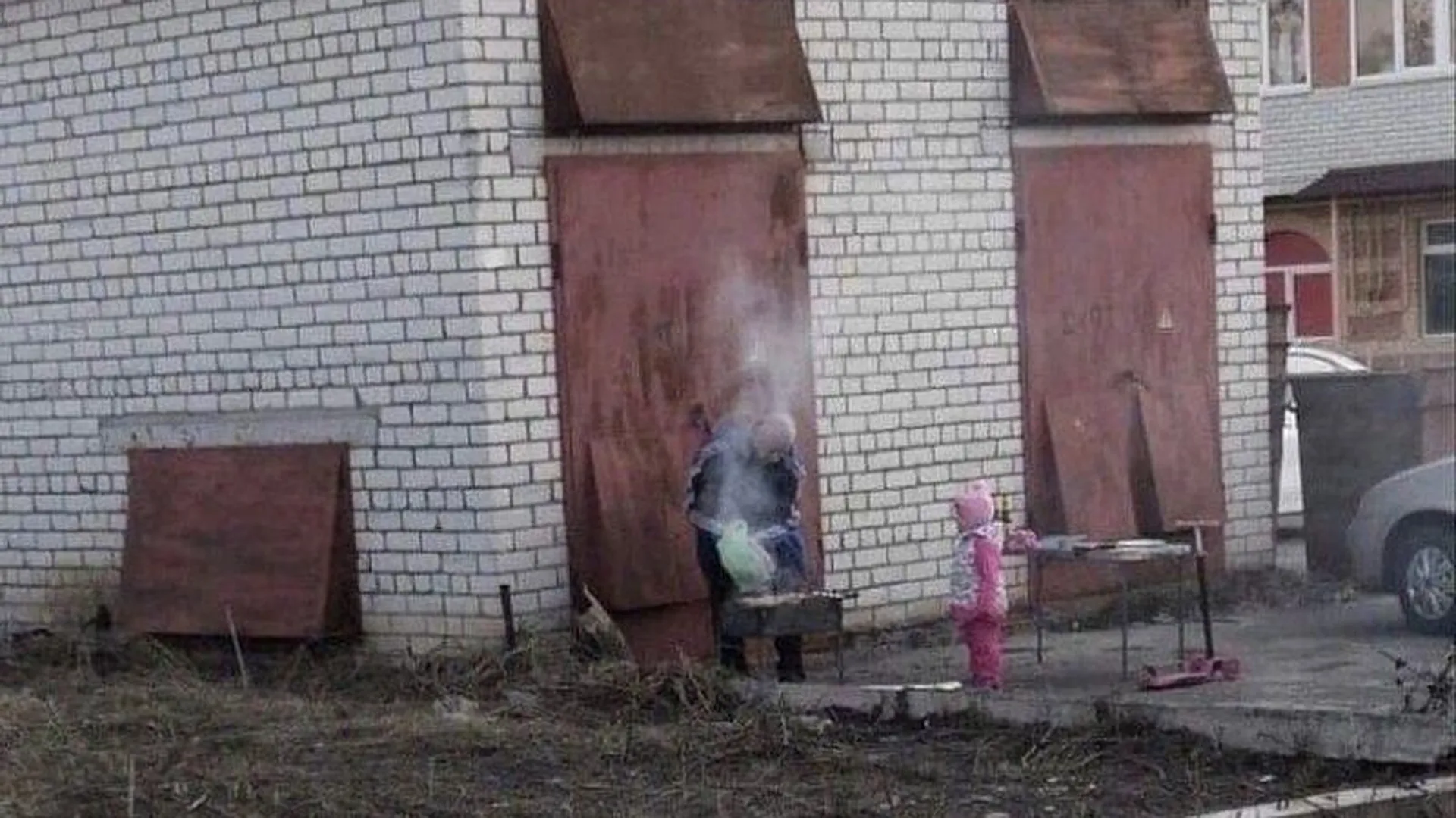 Жители Клина пожарили шашлык во дворе многоэтажки