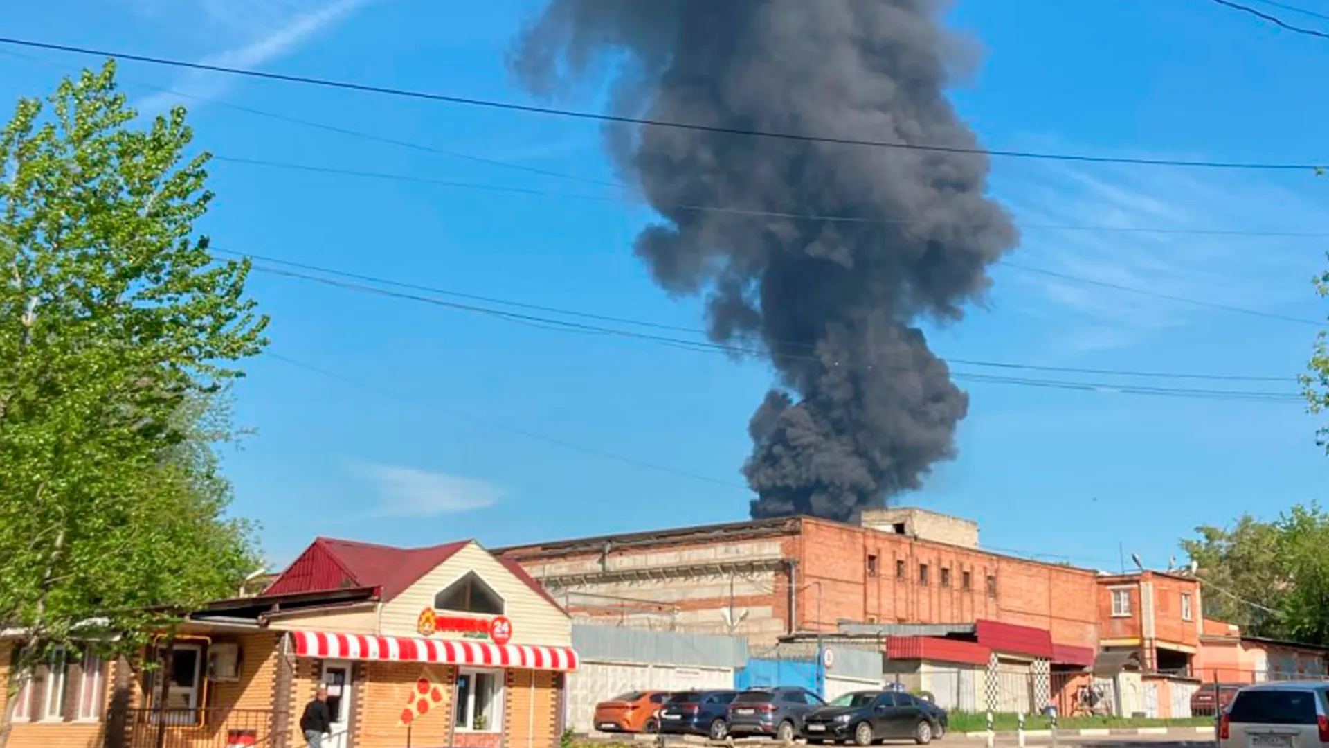 Пожарные машины и два вертолета: свидетельница пожара в Дзержинском рассказала, как тушат огонь