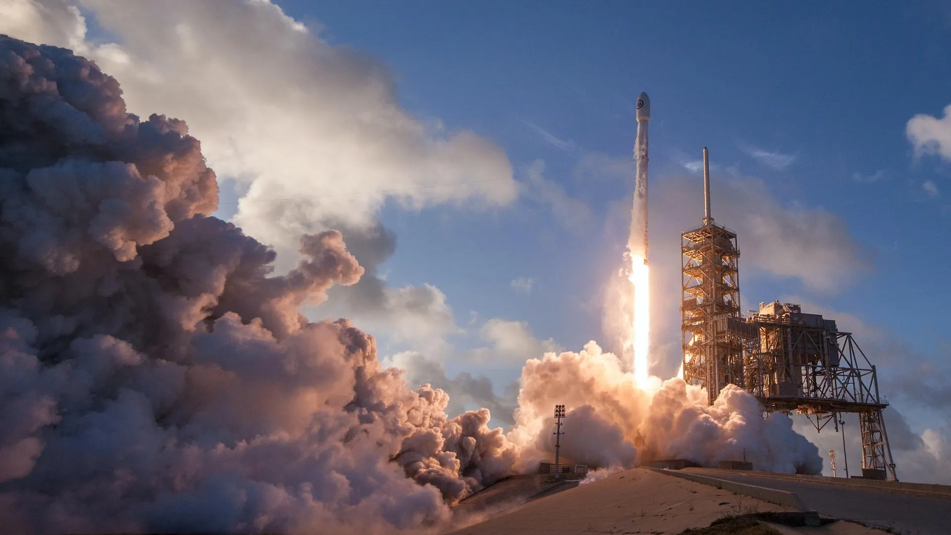 Ракета-носитель SpaceX стартовала на орбиту с новой партией интернет-спутников
