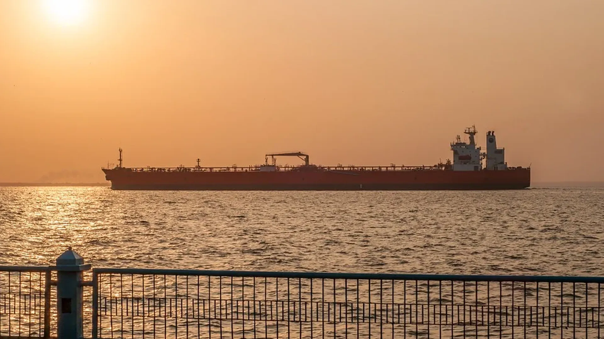 Нефтяной танкер после взрыва на борту отбуксировали в порт «Кавказ»