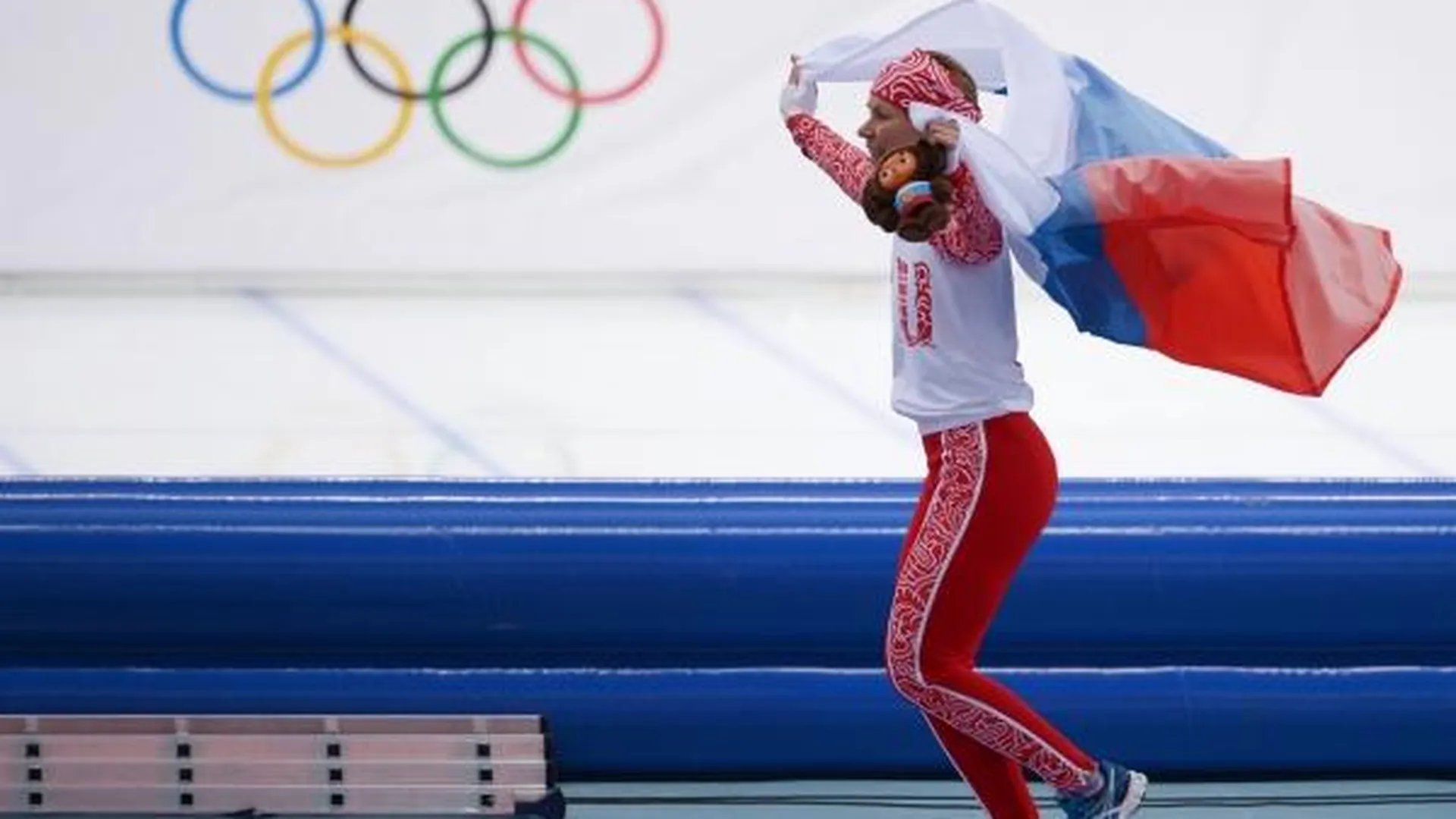 Ольга Граф (Россия), занявшая третье место на дистанции в забеге на 3000 метров в соревнованиях по конькобежному спорту среди женщин на XXII зимних Олимпийских играх в Сочи