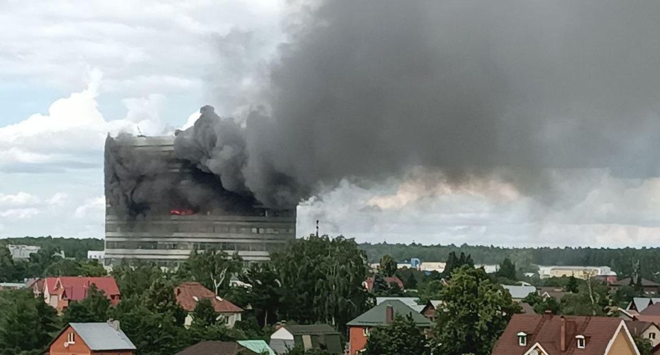 Видео 360.ru: во Фрязине загорелось здание на территории промзоны