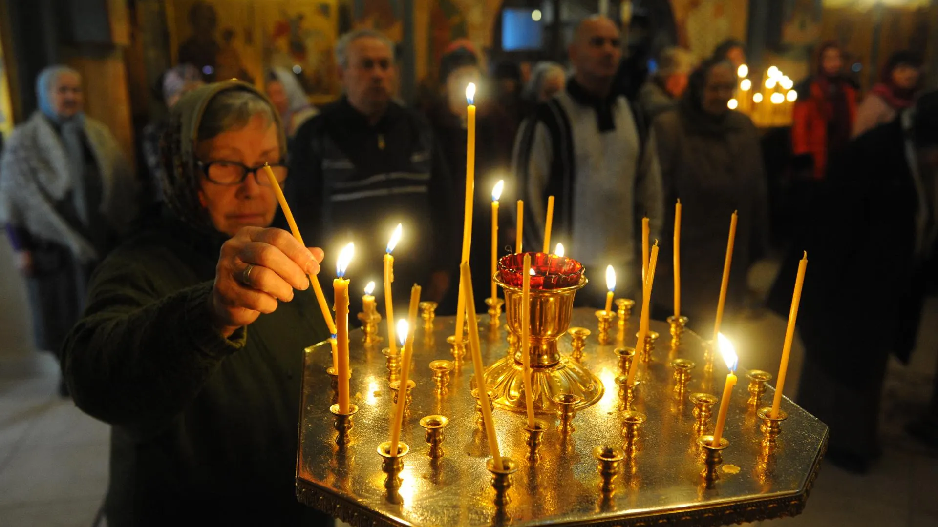Священник Савченко пояснил, действует ли молитва за некрещеных и неверующих близких