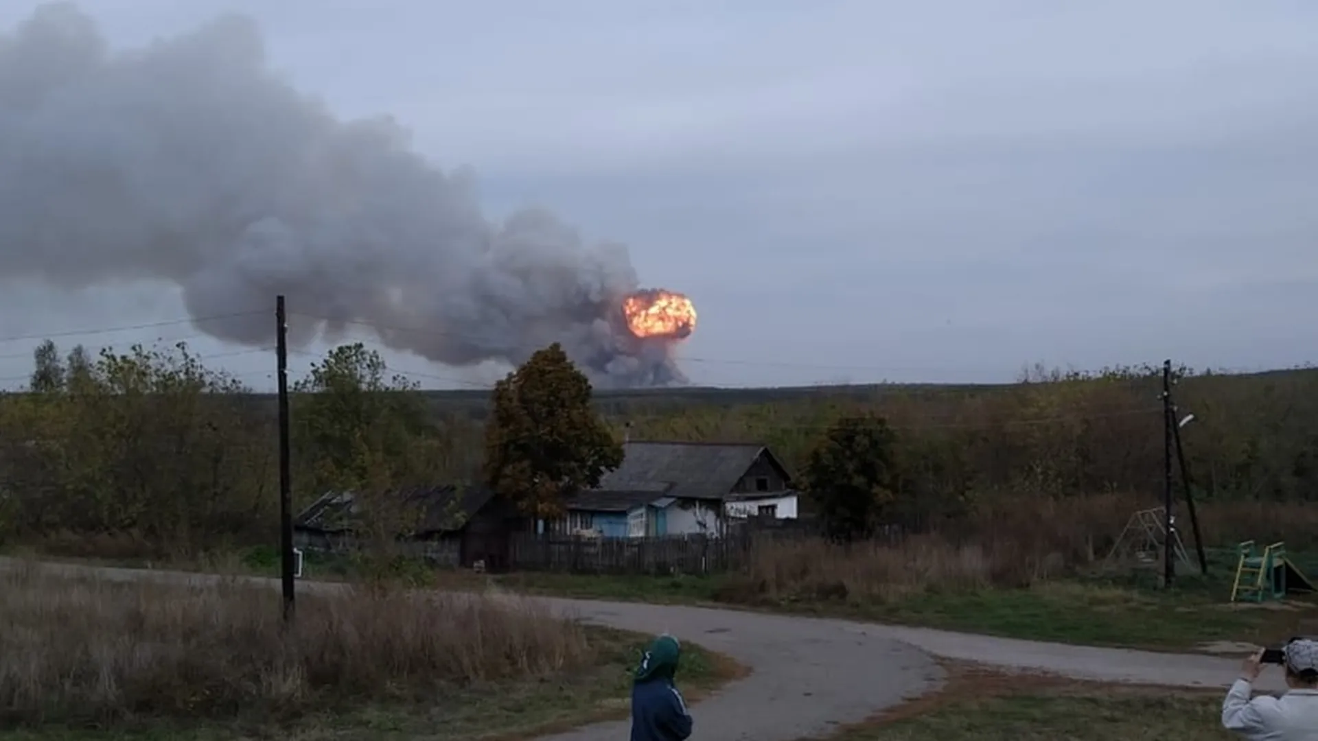 Жители рассказали о взрывах боеприпасов в Рязанской области. Видео