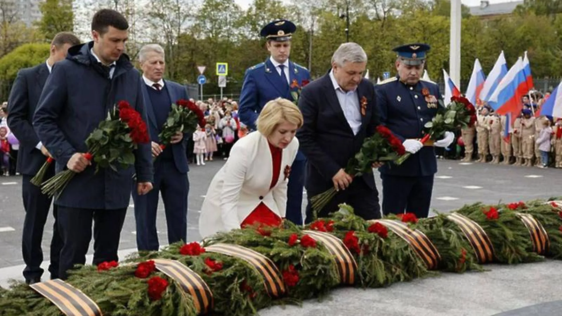 В городском округе Мытищи возложили цветы к Вечному огню