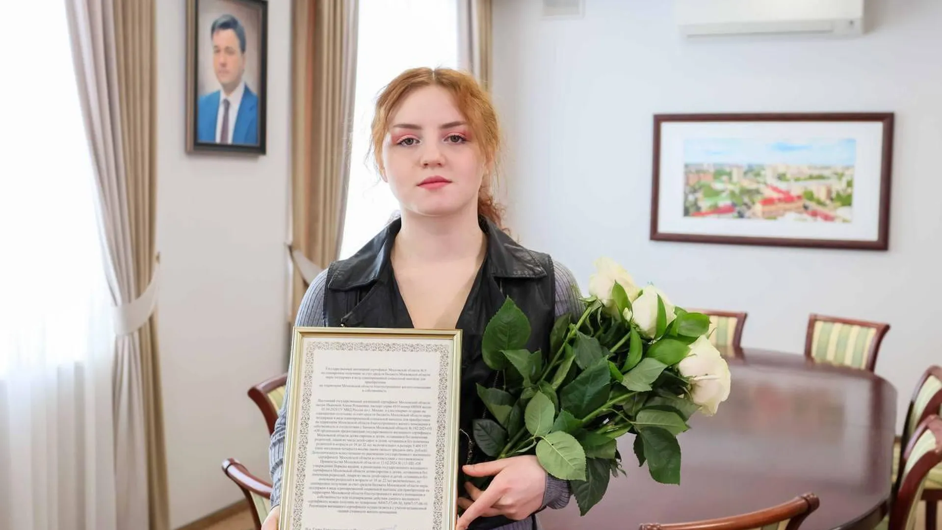 Администрация Подольска вручила жилищный сертификат сироте