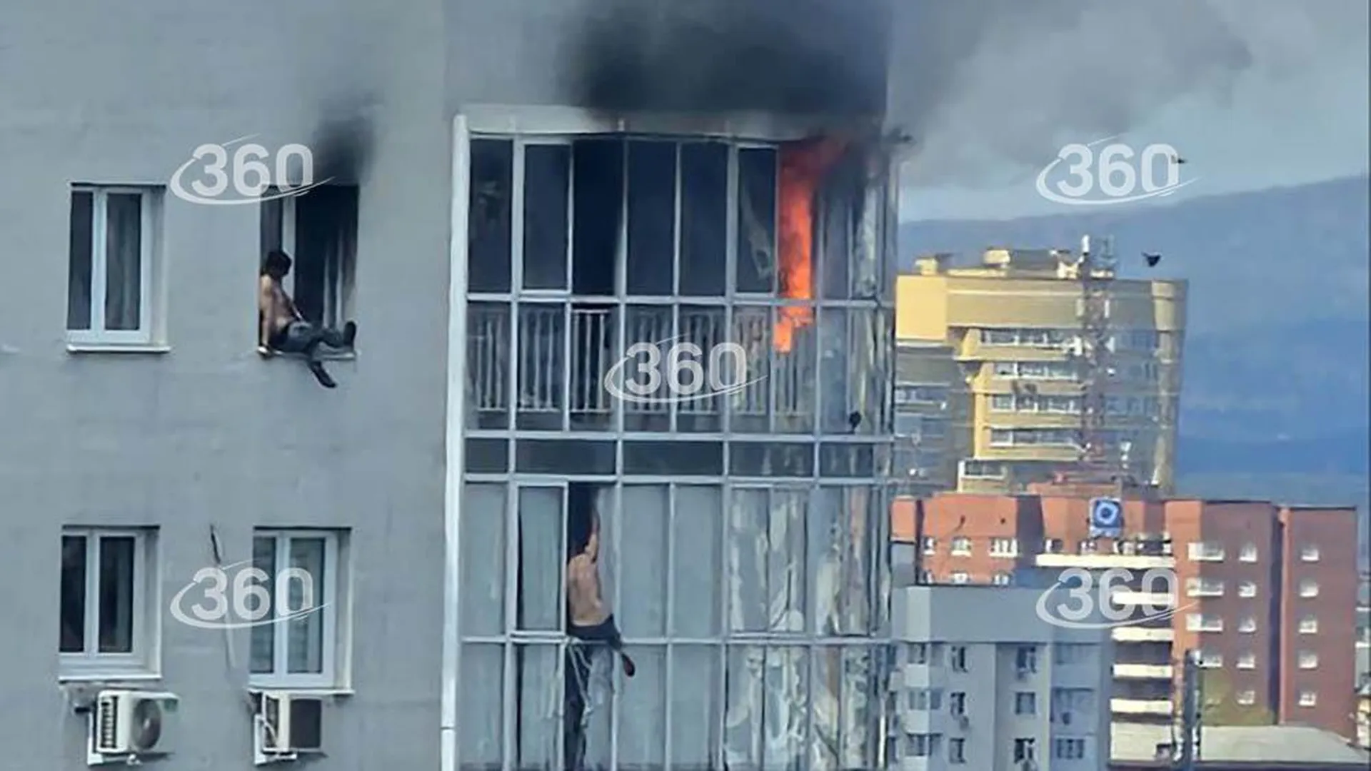 Мужчина сорвался с 21-го этажа в Екатеринбурге при спасении от пожара