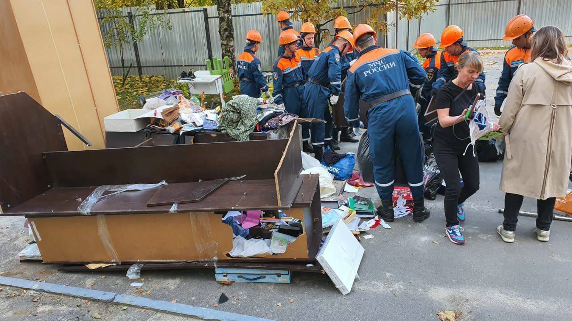 Найденные личные вещи начали возвращать жителям разрушенного взрывом газа дома в Ногинске