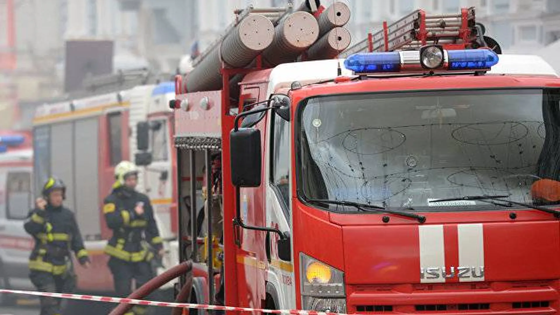 Погибшего при тушении «Невской мануфактуры» пожарного проводили под звуки сирены