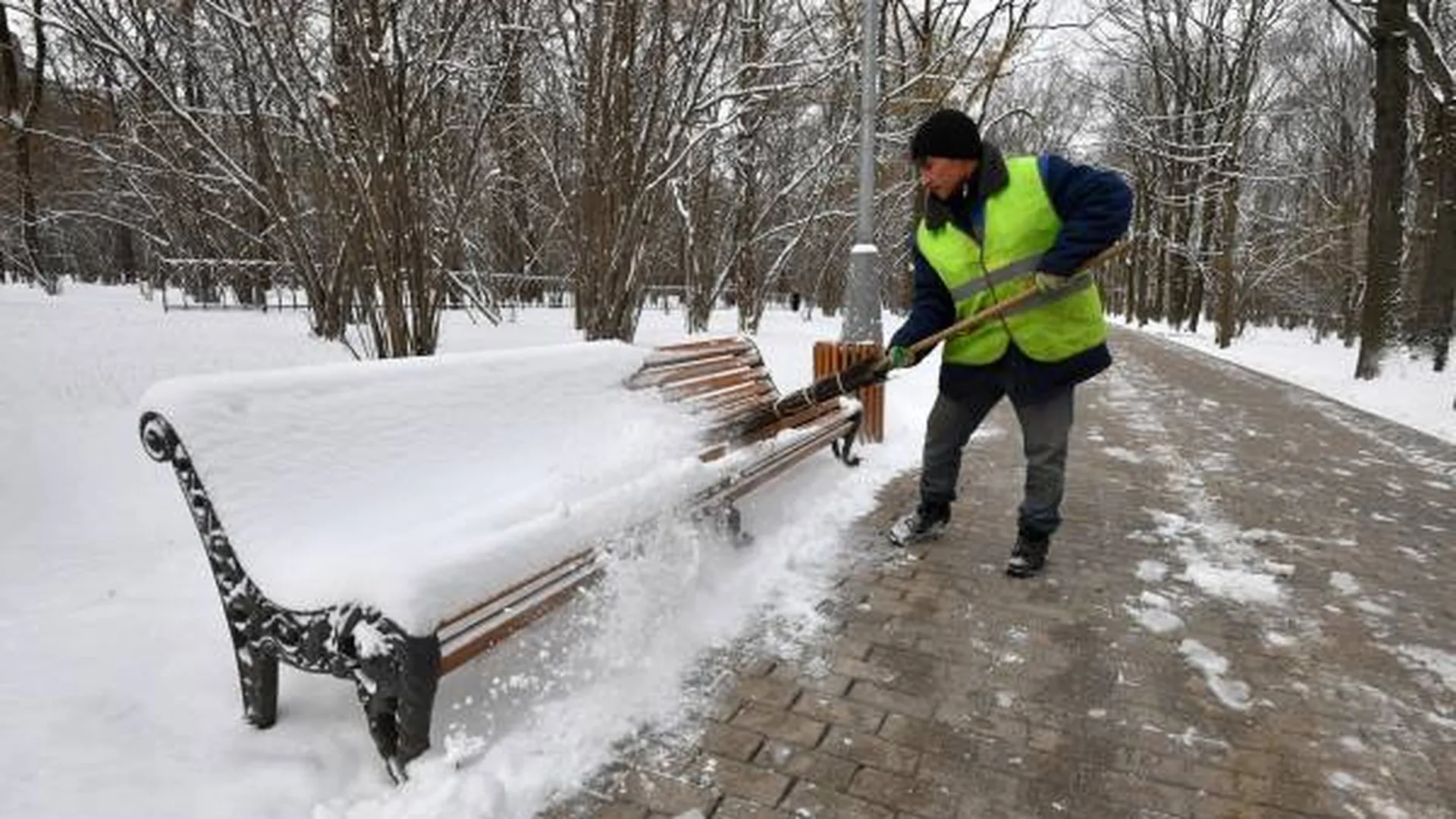 Власти рассказали о борьбе с последствиями снегопадов в Подмосковье