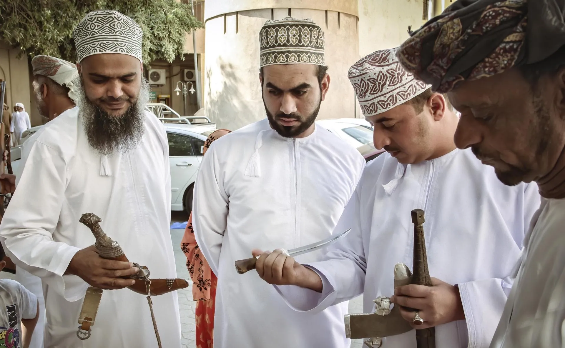Покупатели прицениваются к серебряным кинжалам на рынке Низва, Оман. Martin Storz
