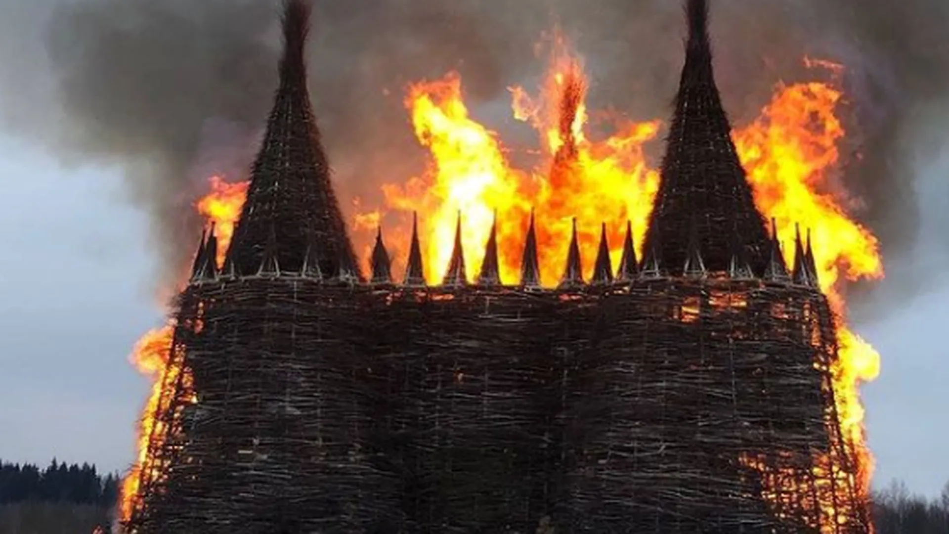 Замок-корону людоеда сожгли на Масленицу в арт-парке «Никола-Ленивец». Видео