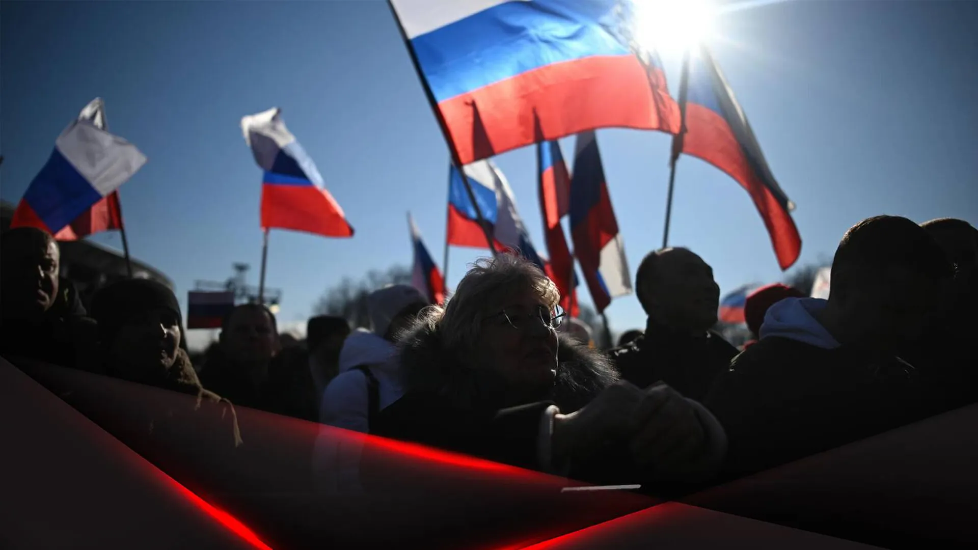 Люди с российскими флагами на фоне неба