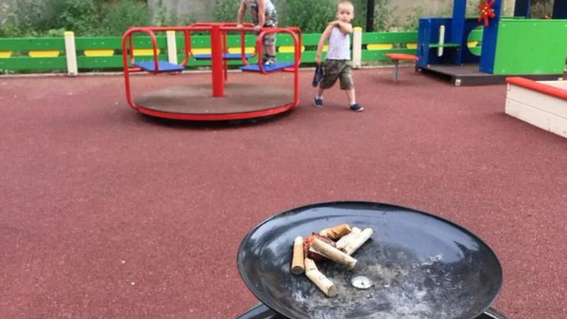 Урны с пепельницами на детской площадке шокировали жителей Красногорска