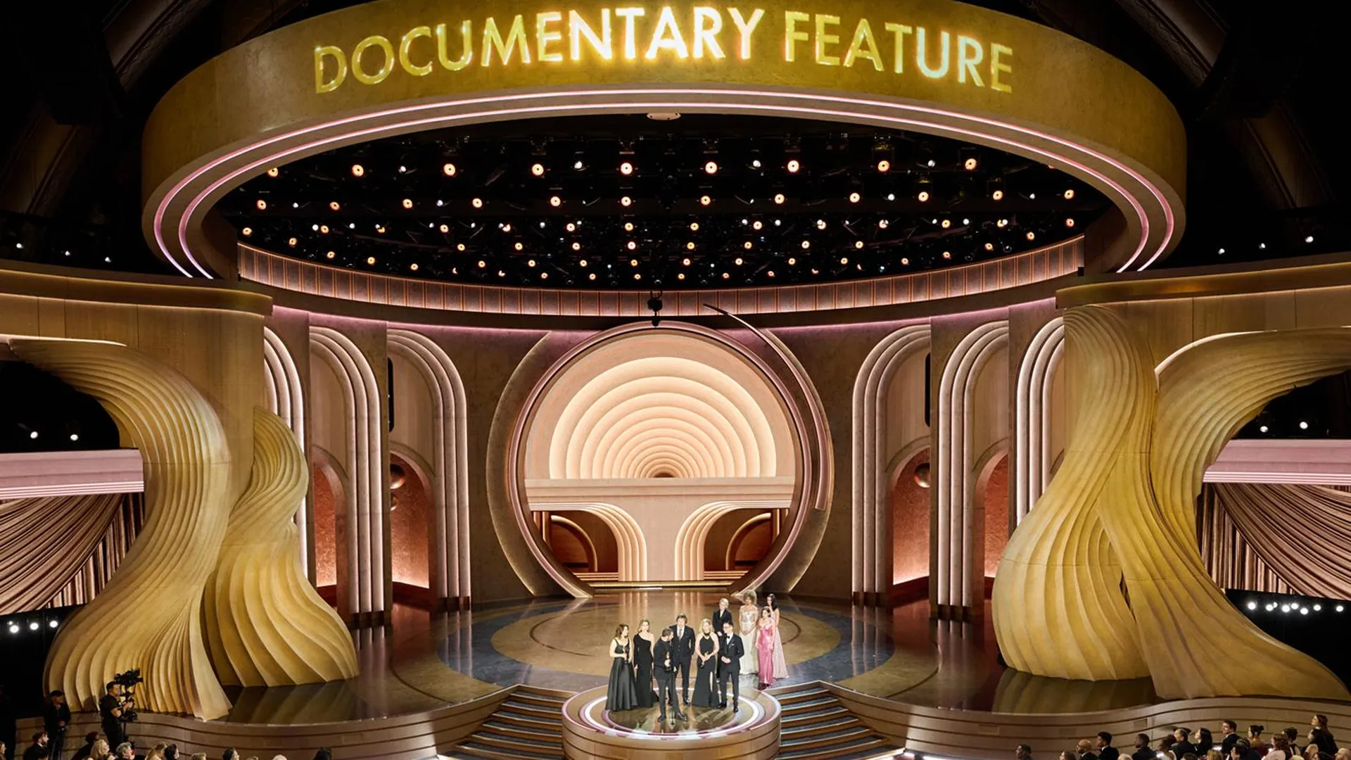 Создатели «20 дней в Мариуполе» принимают премию «Оскар» за лучший полнометражный документальный фильм, Голливуд, 10 марта 2024 года. Фото: Richard Harbaugh / Phil McCarten