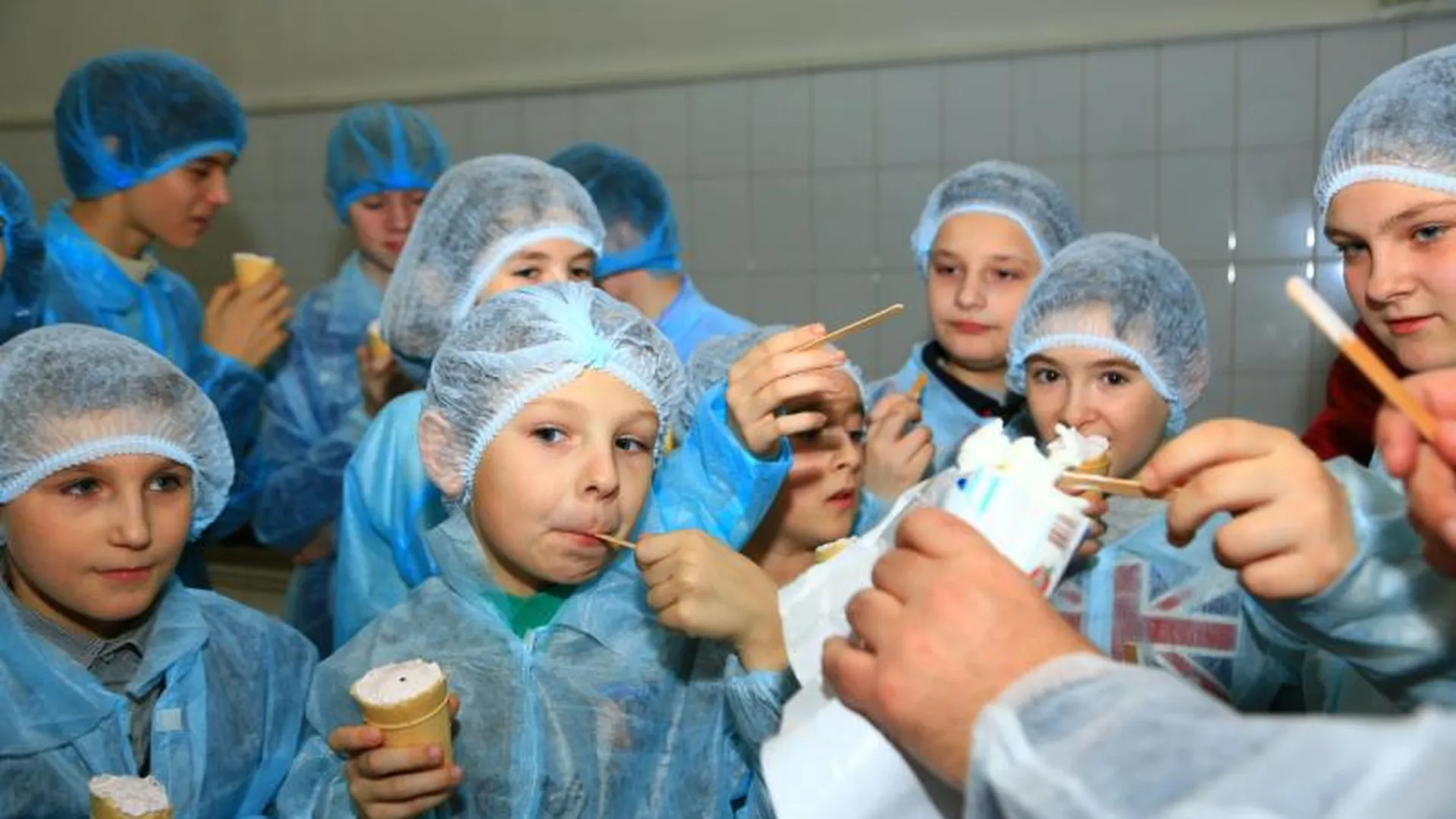 Воспитанники Долгопрудненского социально-реабилитационного центра посетили фабрику мороженого