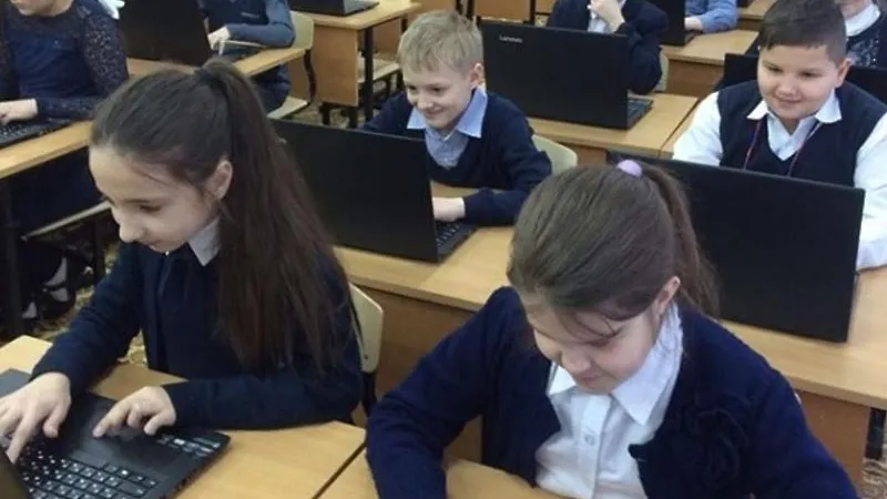 В Дзержинском для школ закупили более 260 ноутбуков