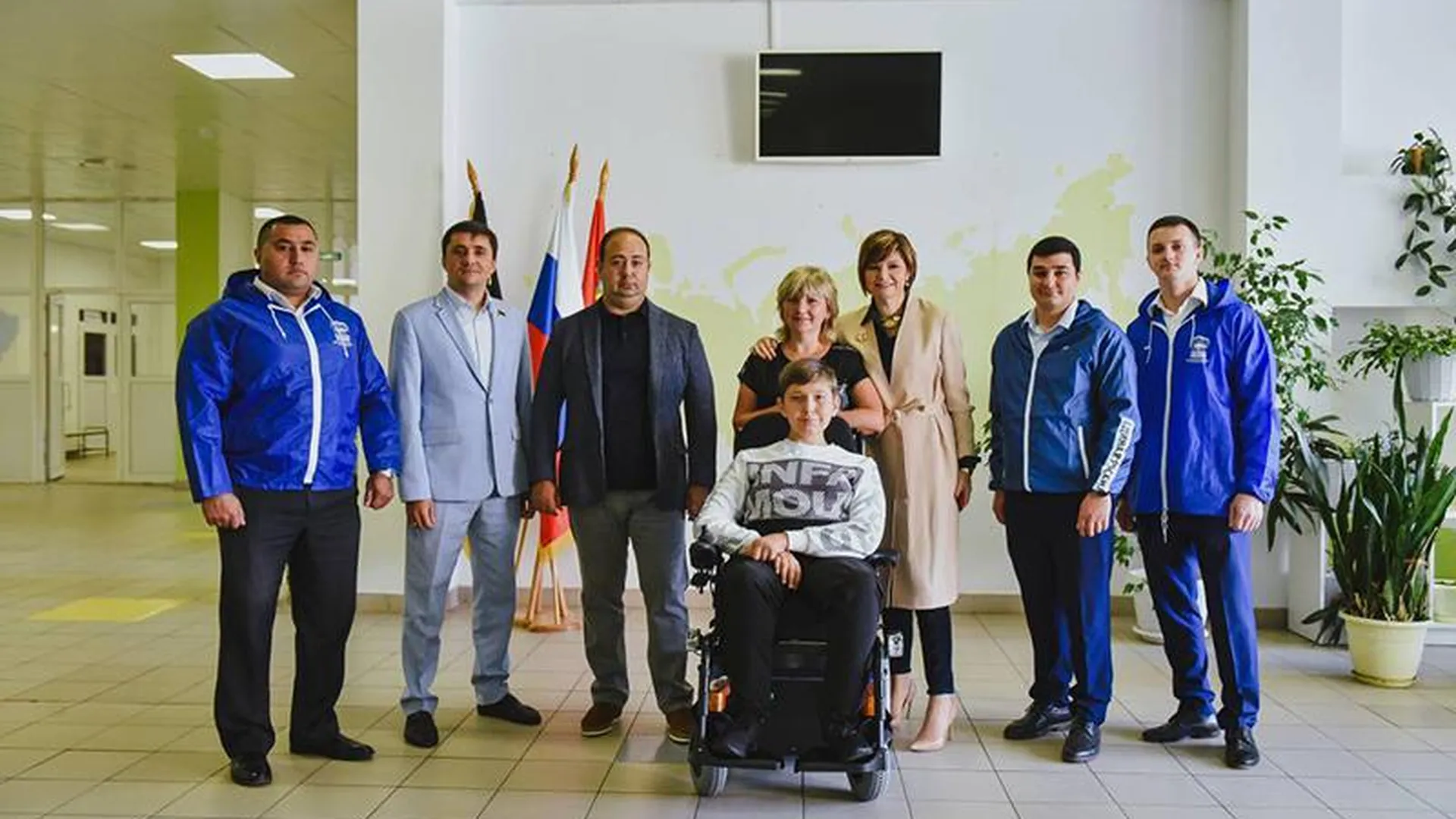 Благодаря «Единой России» у ребёнка со сложным диагнозом появилась современная инвалидная коляска 