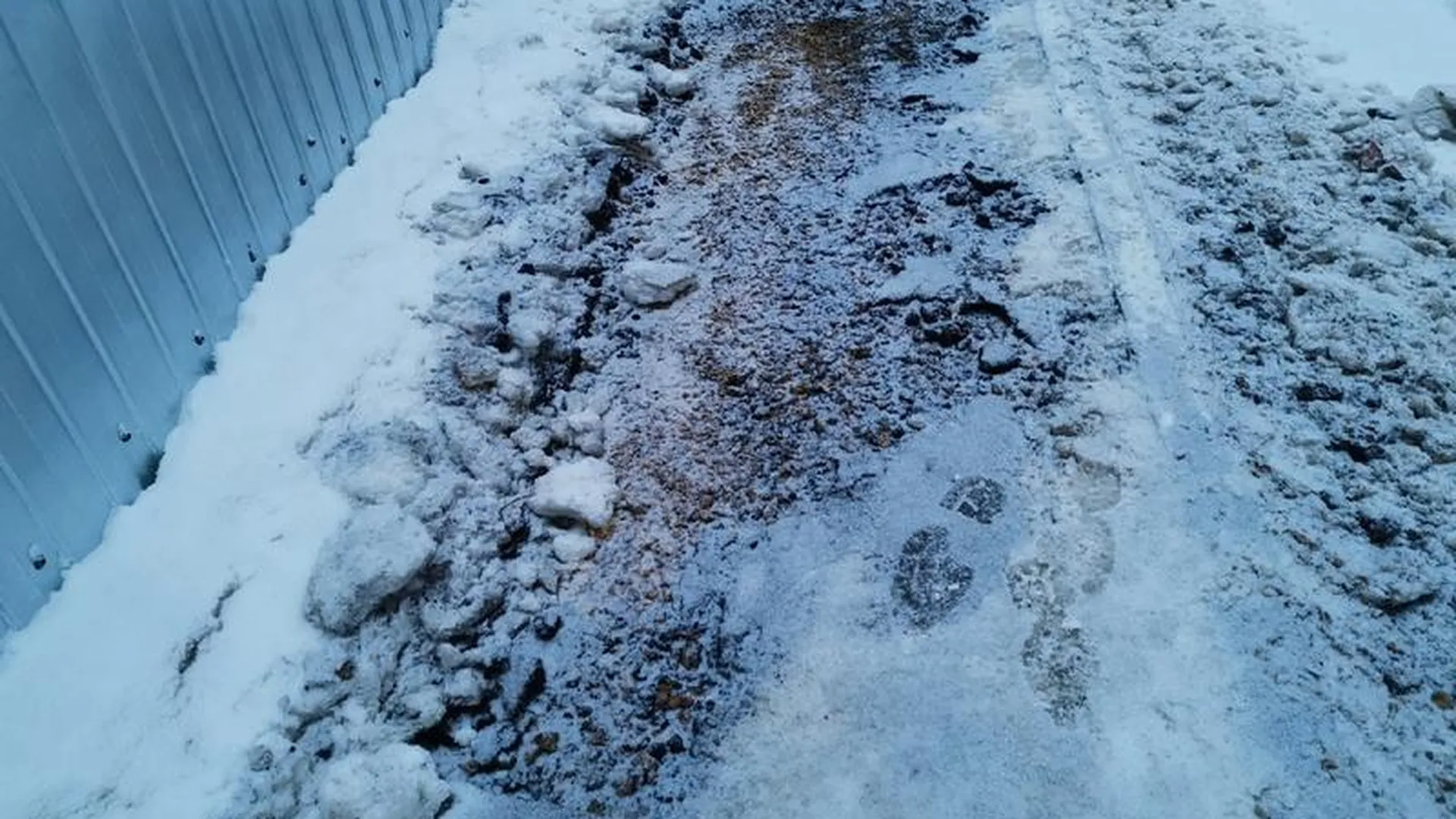 Тротуар счистили вместе со снегом в Щелково