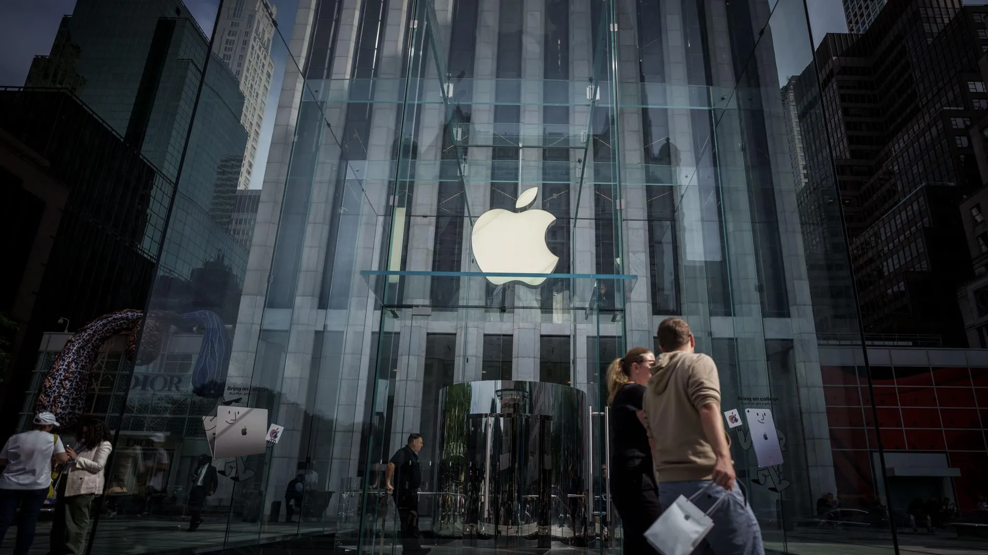 Официальный магазин Apple в Нью-Йорке. Фото: Michael Kappeler / dpa