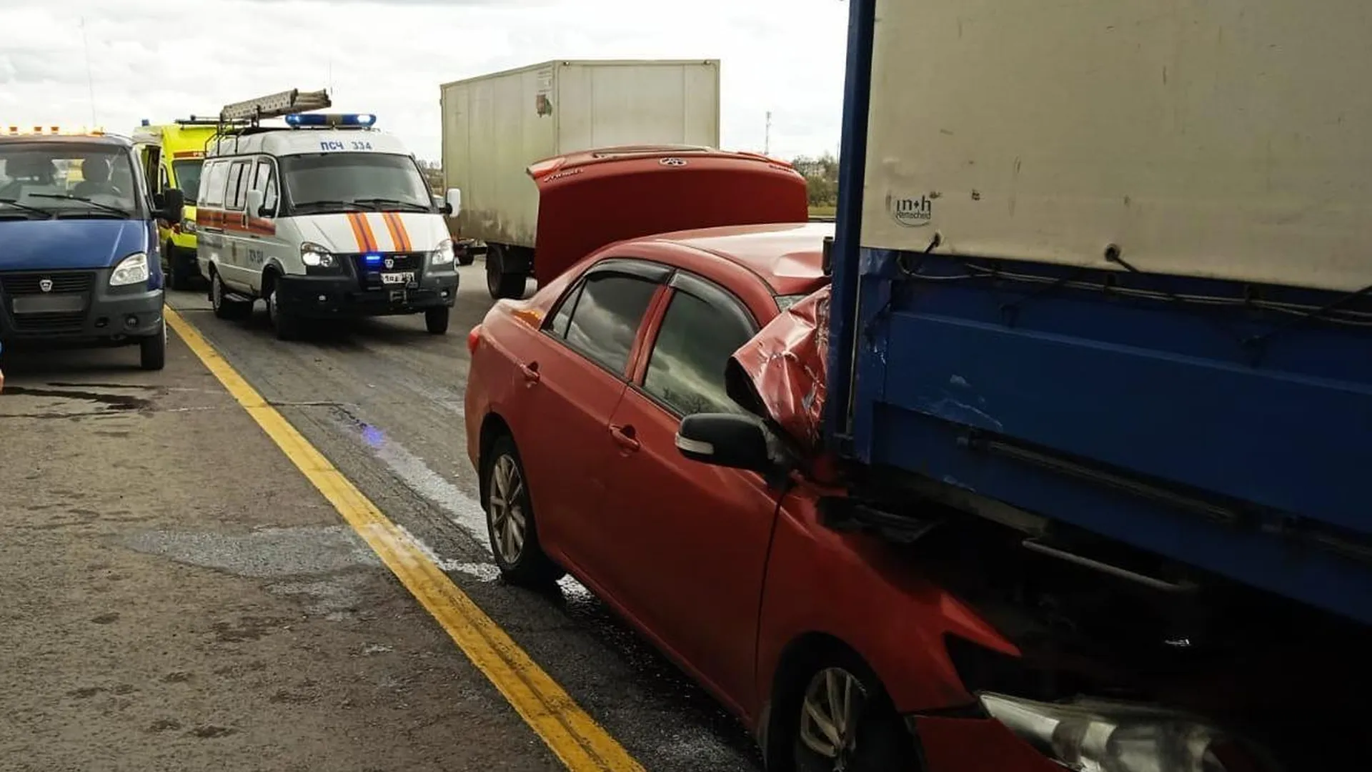 ДТП с грузовиком и легковушкой произошло на трассе в Подмосковье