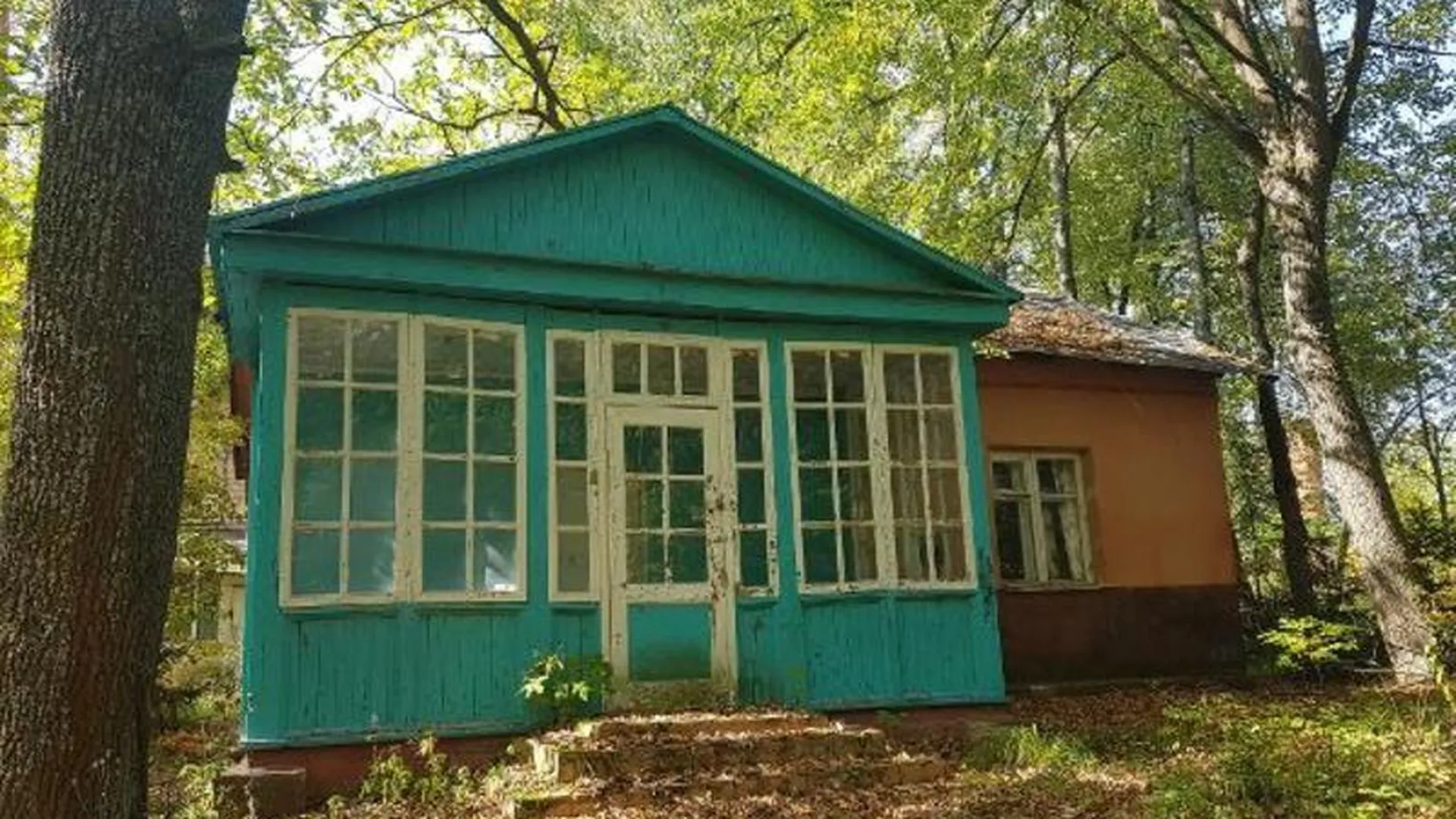 Бывший спортивный лагерь в Звенигороде с земельным участком выставили на продажу