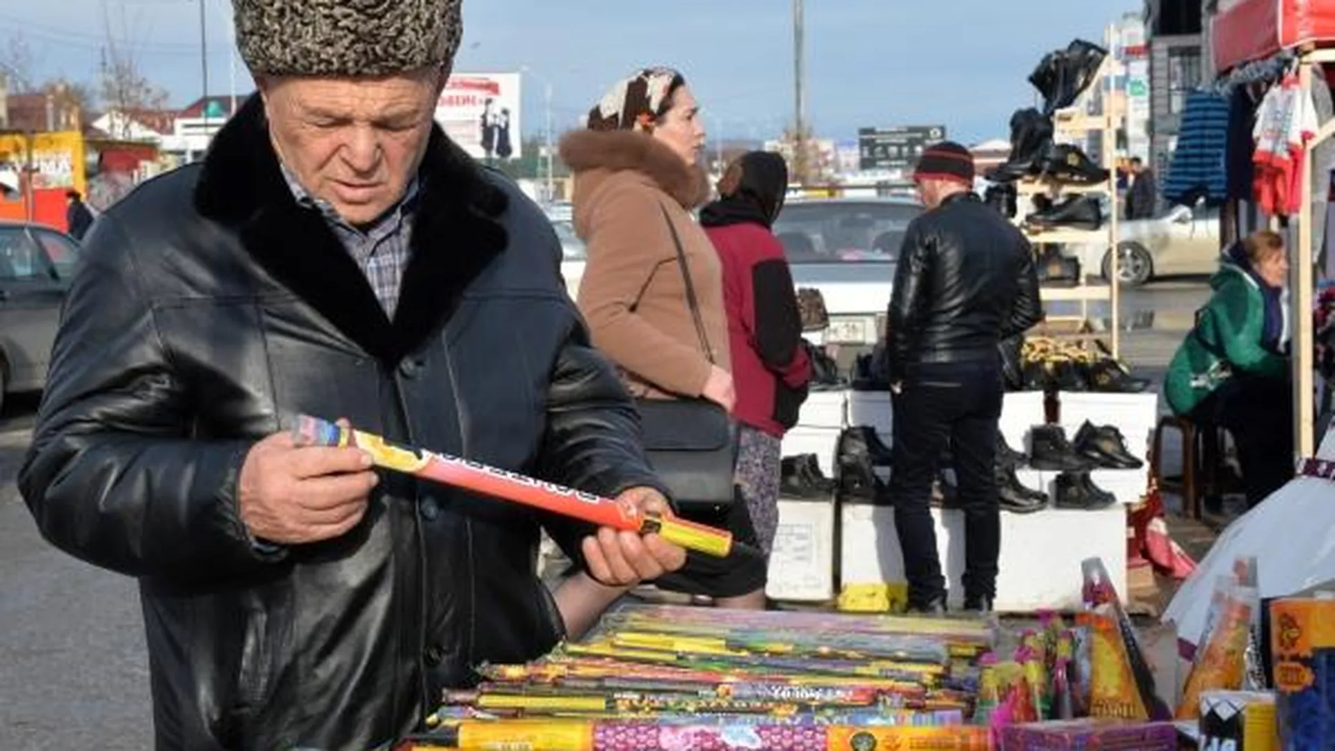 Мужчина выбирает петарды на ярмарке в Грозном