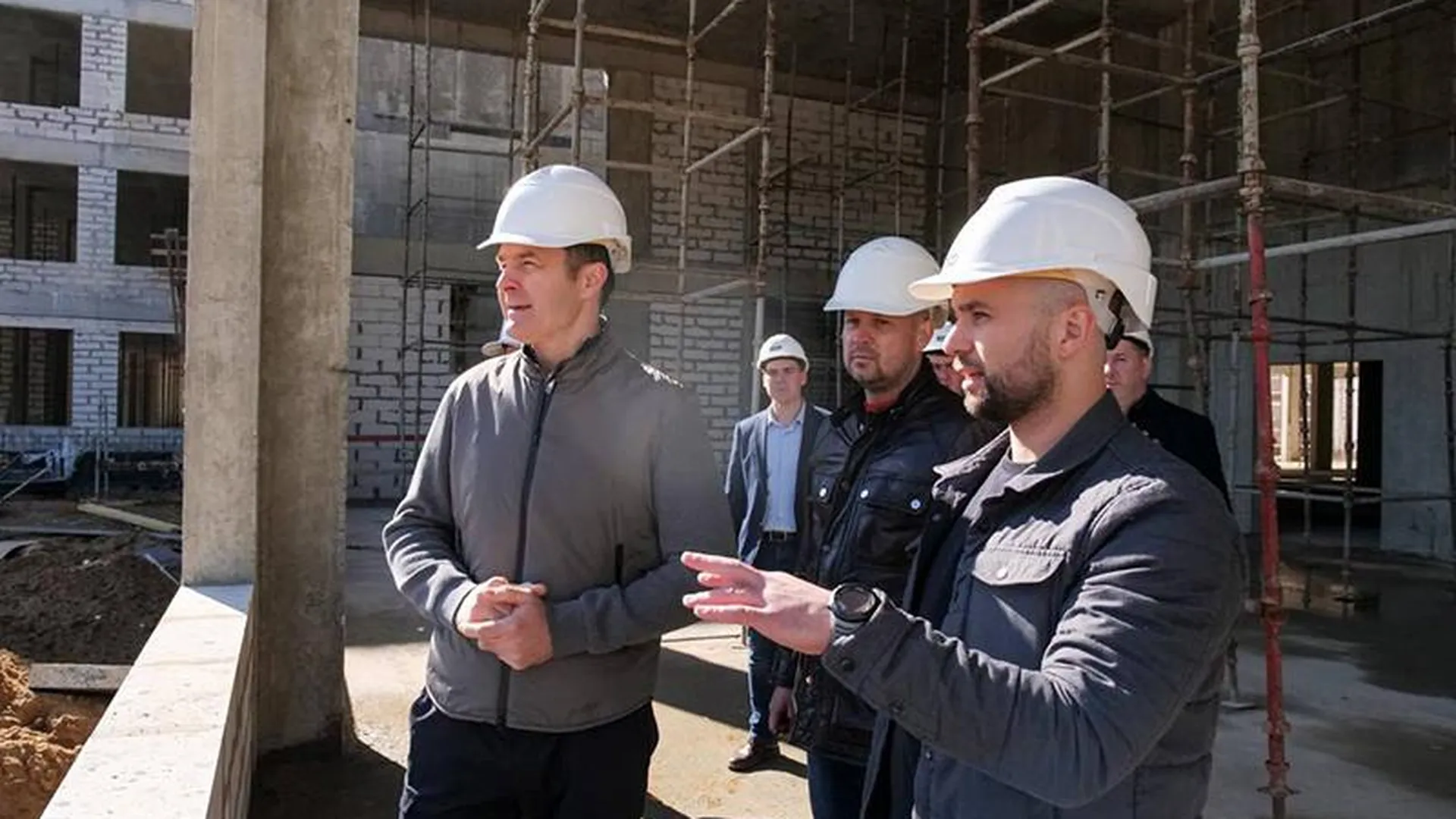 Владимир Волков проверил ход строительства новой школы в Люберцах