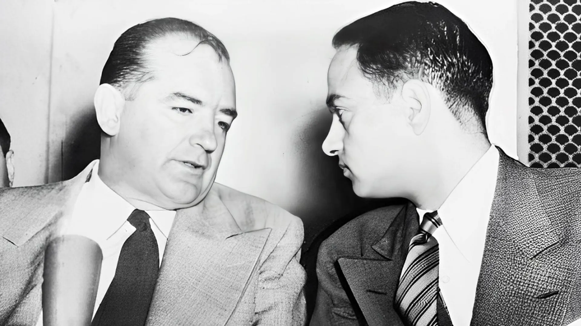 Сенатор Джозеф Маккарти и Рой Кон на слушаниях по делу Армия США против Маккарти, 1954 год