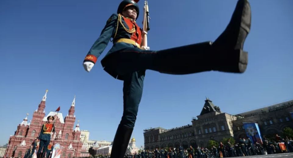 Слетевший с ноги участника парада ботинок заметили на Красной площади