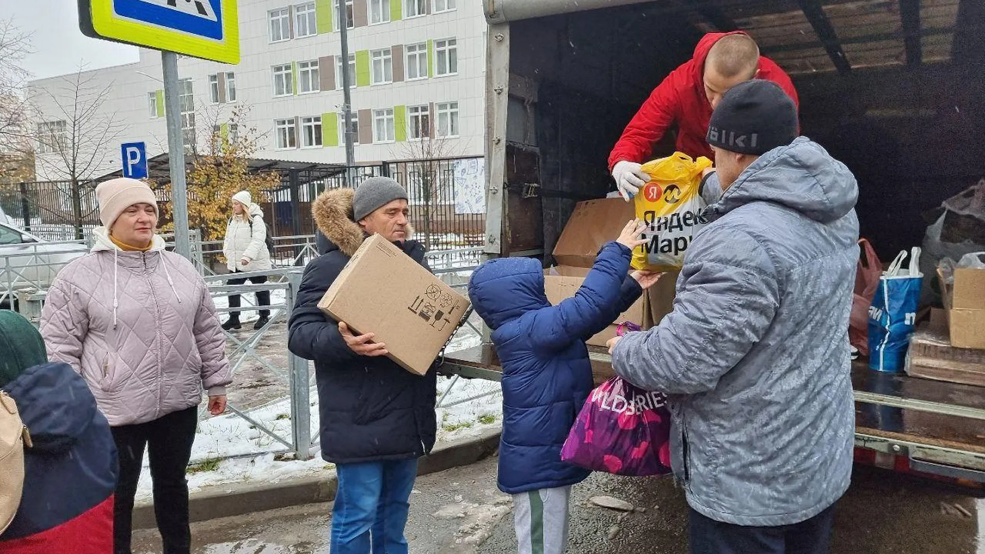 Мобильный пункт приема помощи работал в микрорайоне Ивановские дворики в Серпухове