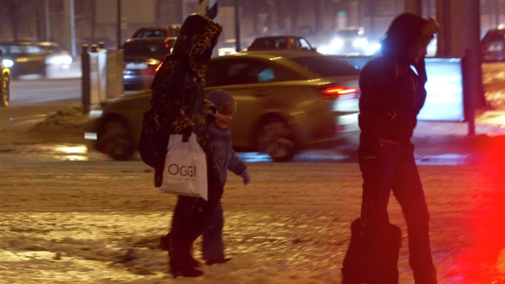 Женщина за рулем авто сбила пешеходов на тротуаре в Москве