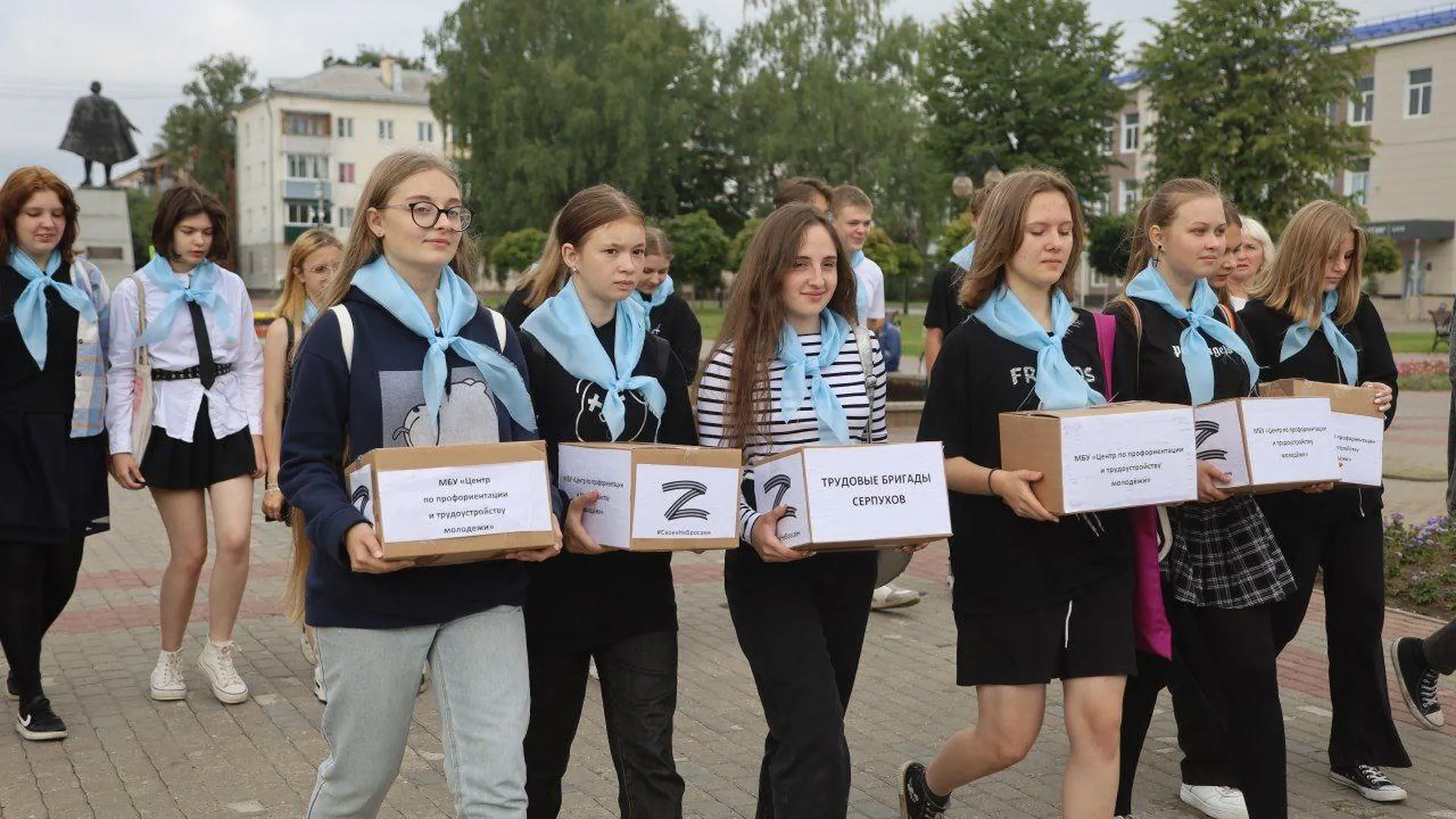 Молодежь Серпухова собрала посылки для бойцов СВО